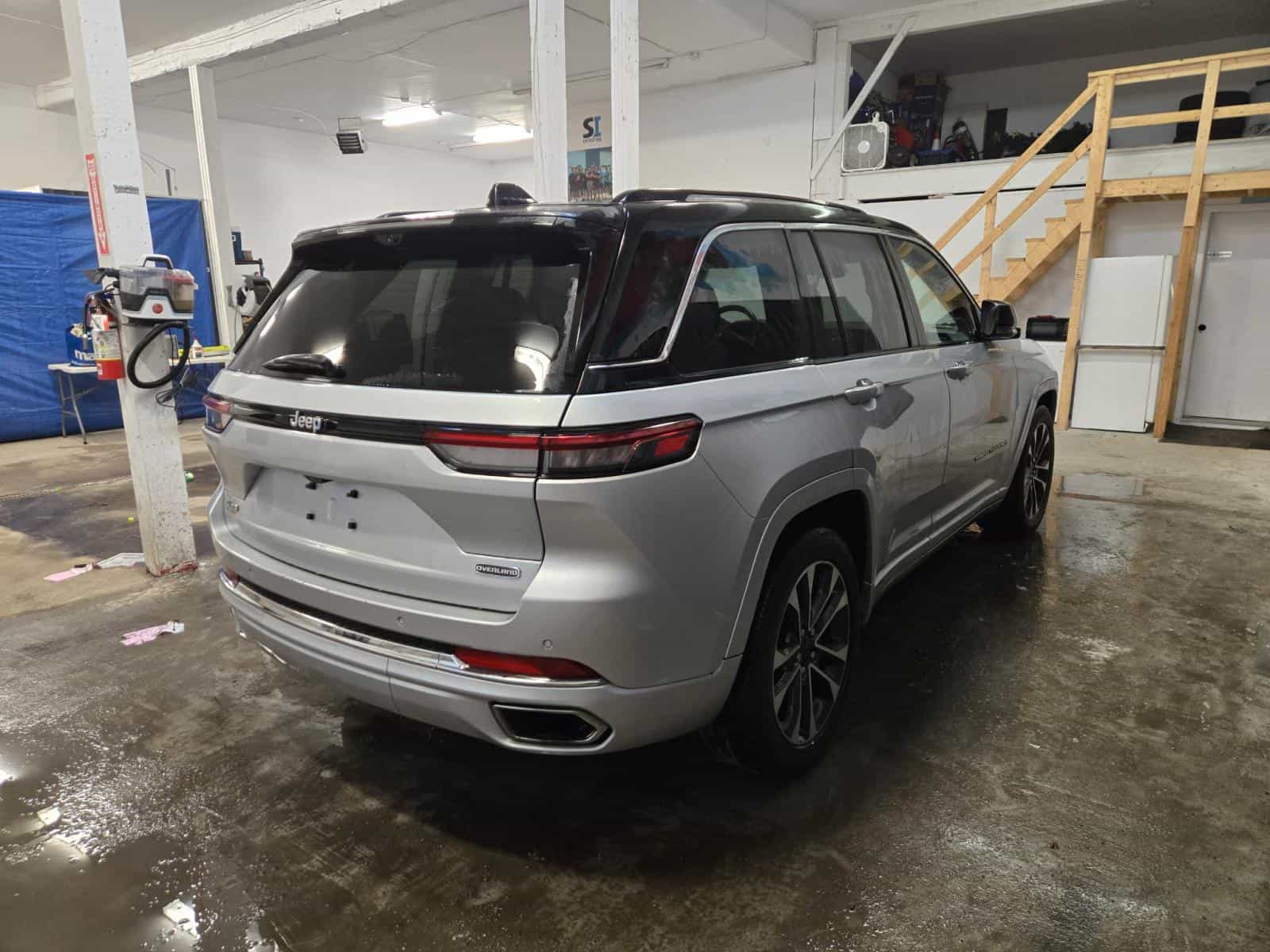 2022 Jeep Grand Cherokee Overland - Image 4