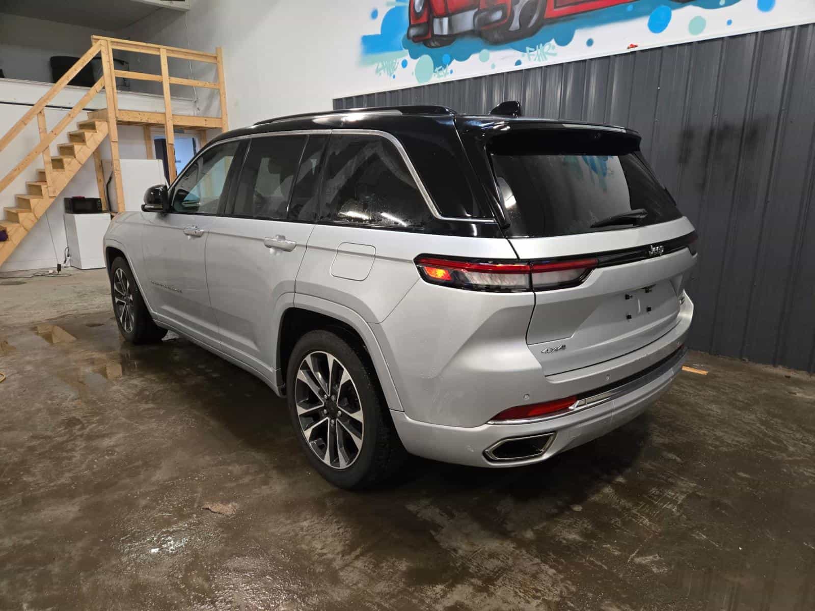 2022 Jeep Grand Cherokee Overland - Image 6