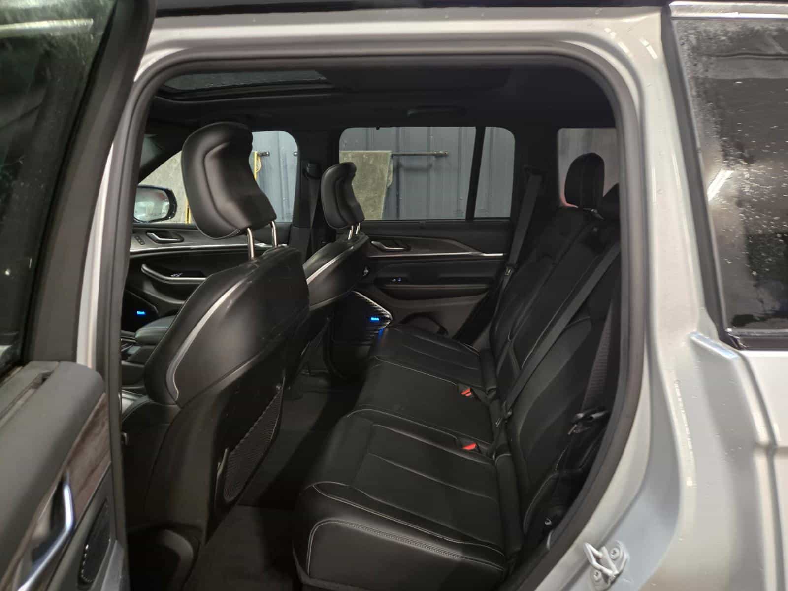 2022 Jeep Grand Cherokee Overland - Image 12