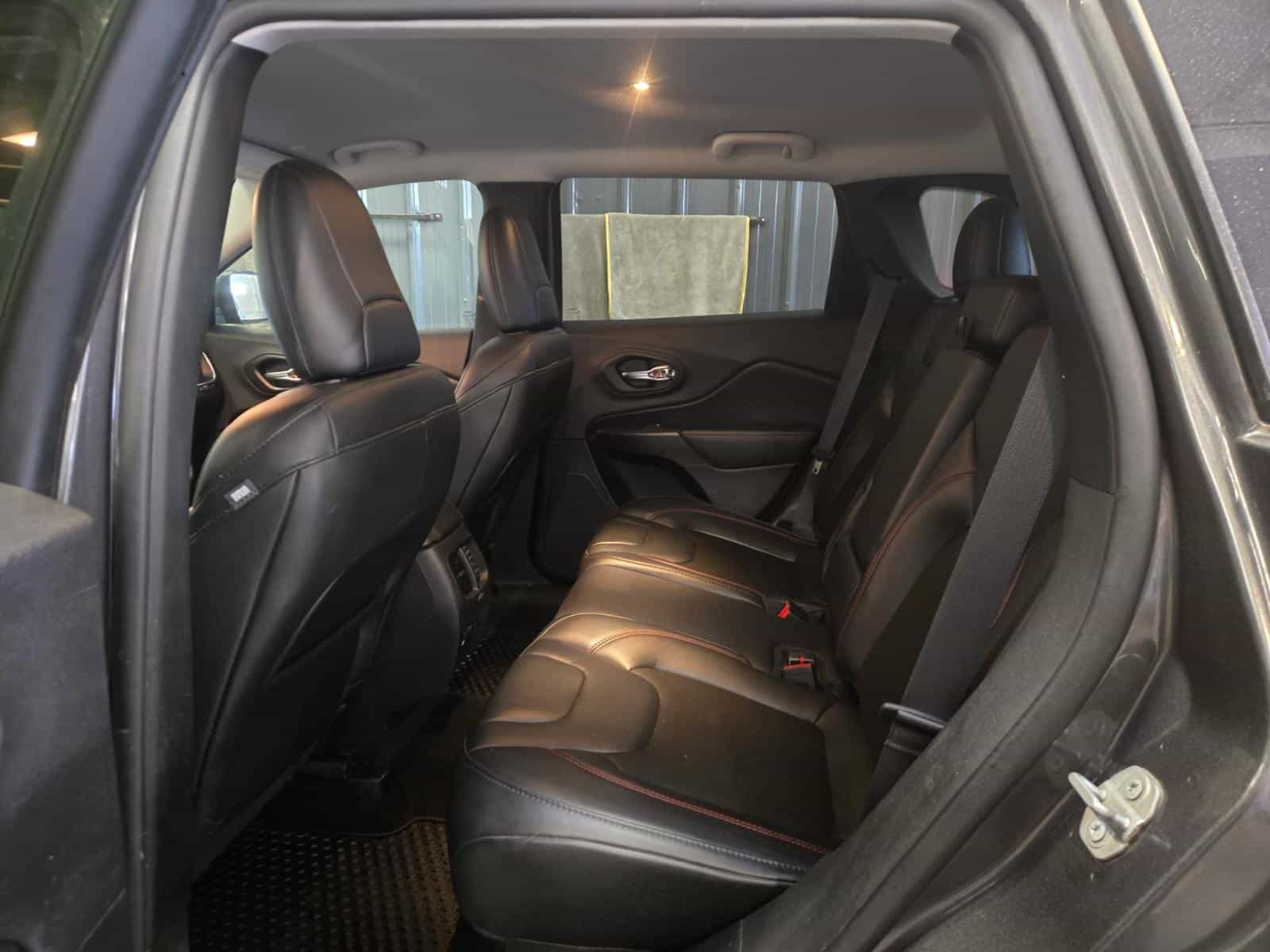 2020 Jeep CHEROKEE TRAILHAWK Trailhawk - Image 12