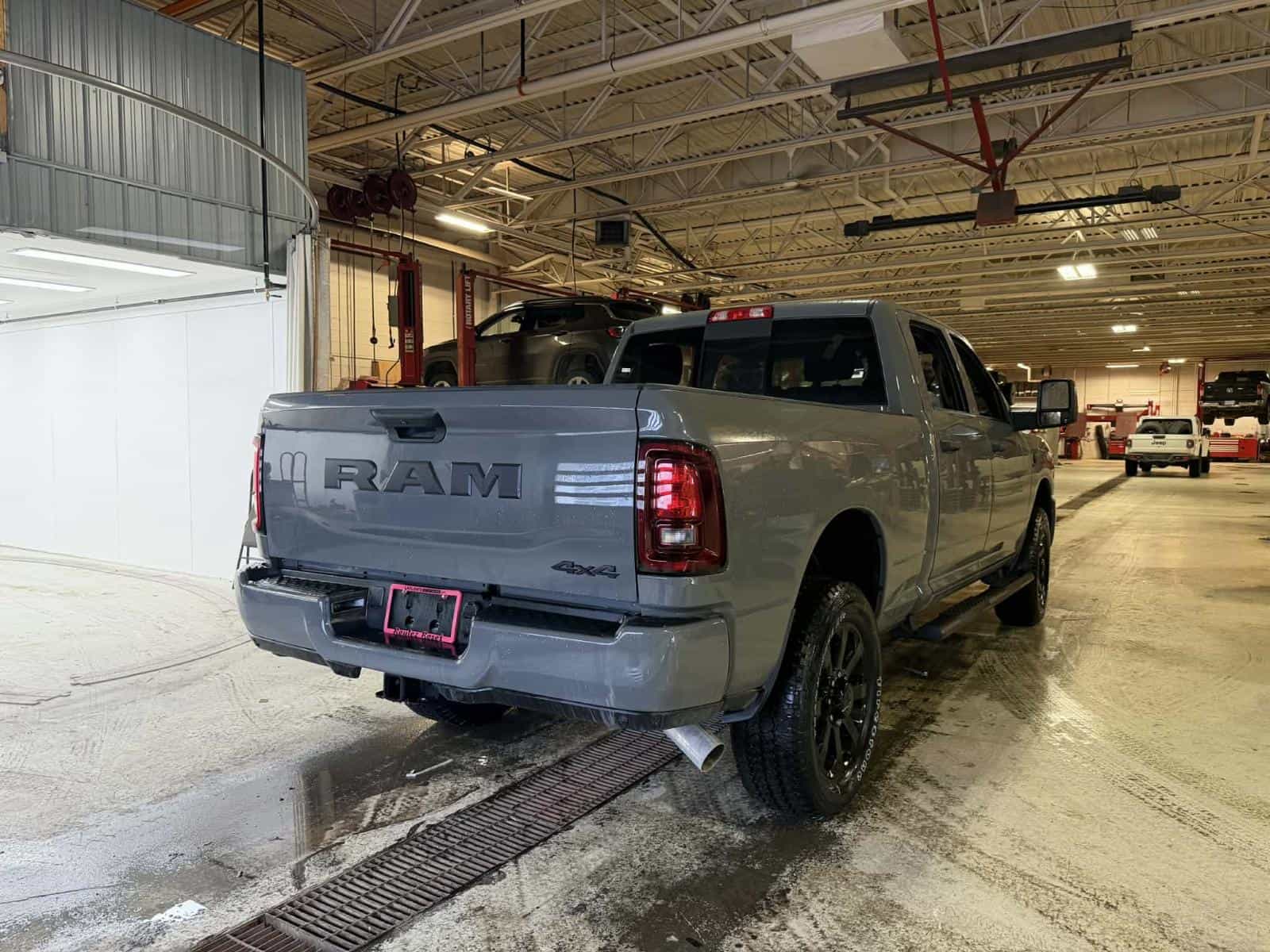 Image 4 RAM 2500 Black Express 2026