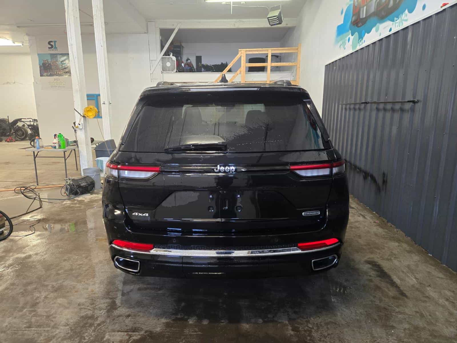 2023 Jeep Grand Cherokee Overland - Image 2