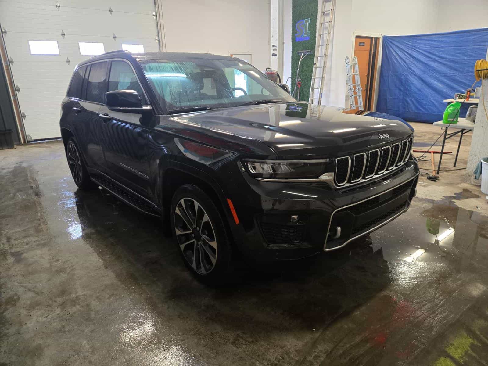 2023 Jeep Grand Cherokee Overland Overland - Image 4