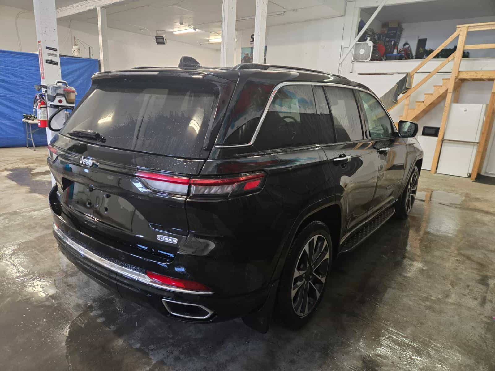 2023 Jeep Grand Cherokee Overland - Image 5