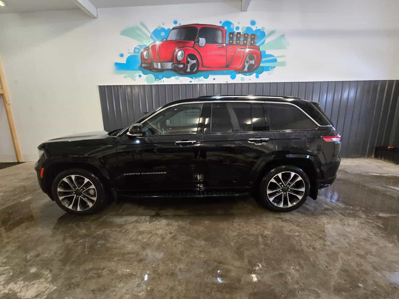 2023 Jeep Grand Cherokee Overland - Image 8