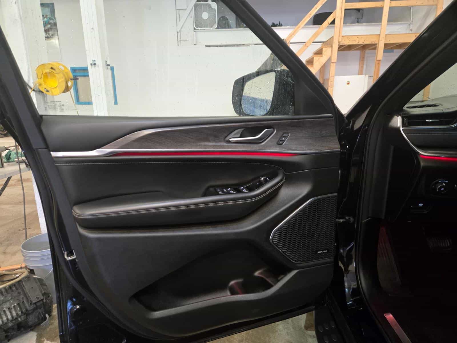 2023 Jeep Grand Cherokee Overland - Image 9