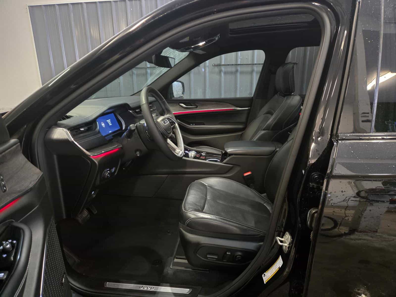 2023 Jeep Grand Cherokee Overland - Image 12