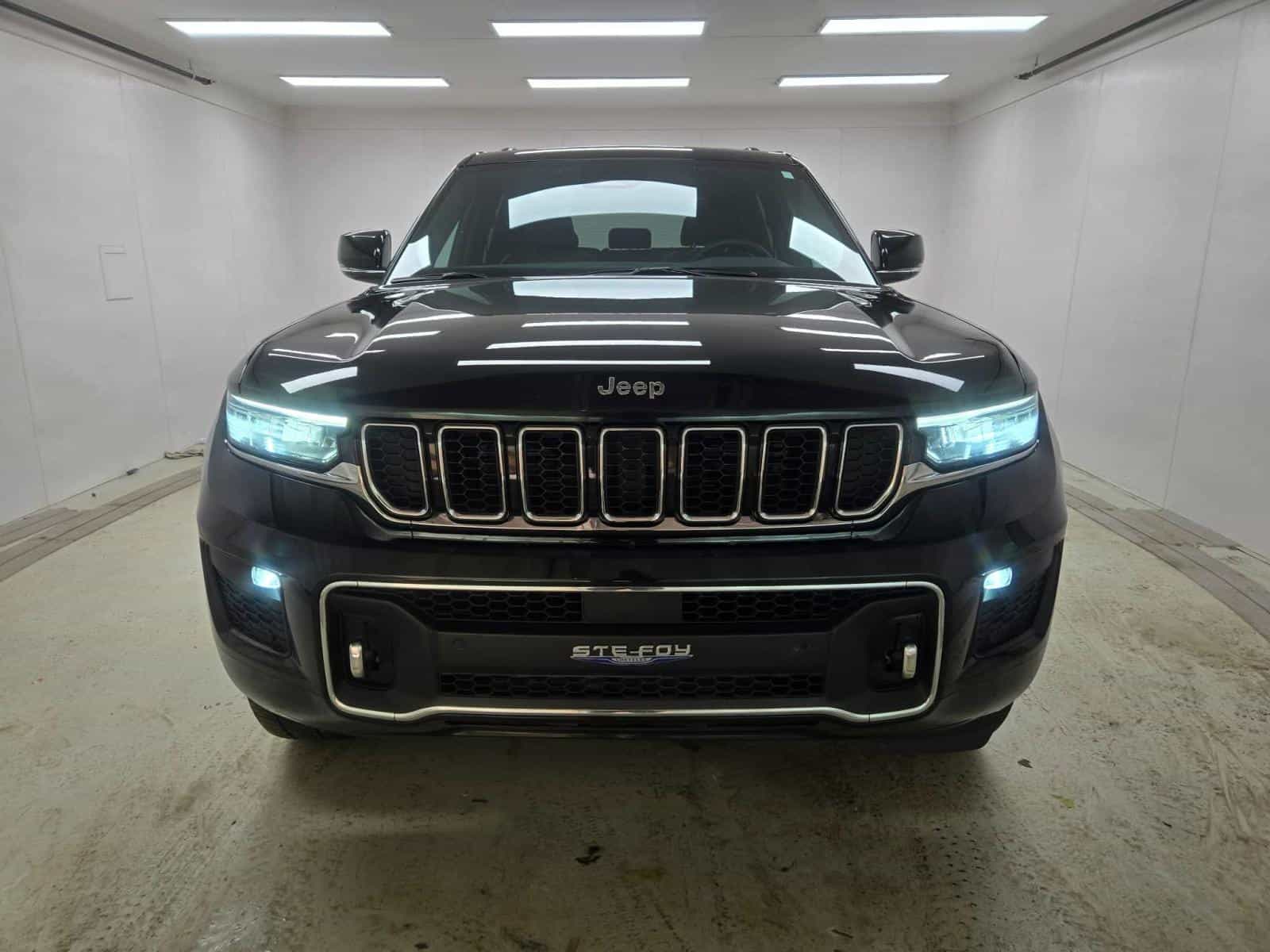 2023 Jeep Grand Cherokee Overland - Image 2