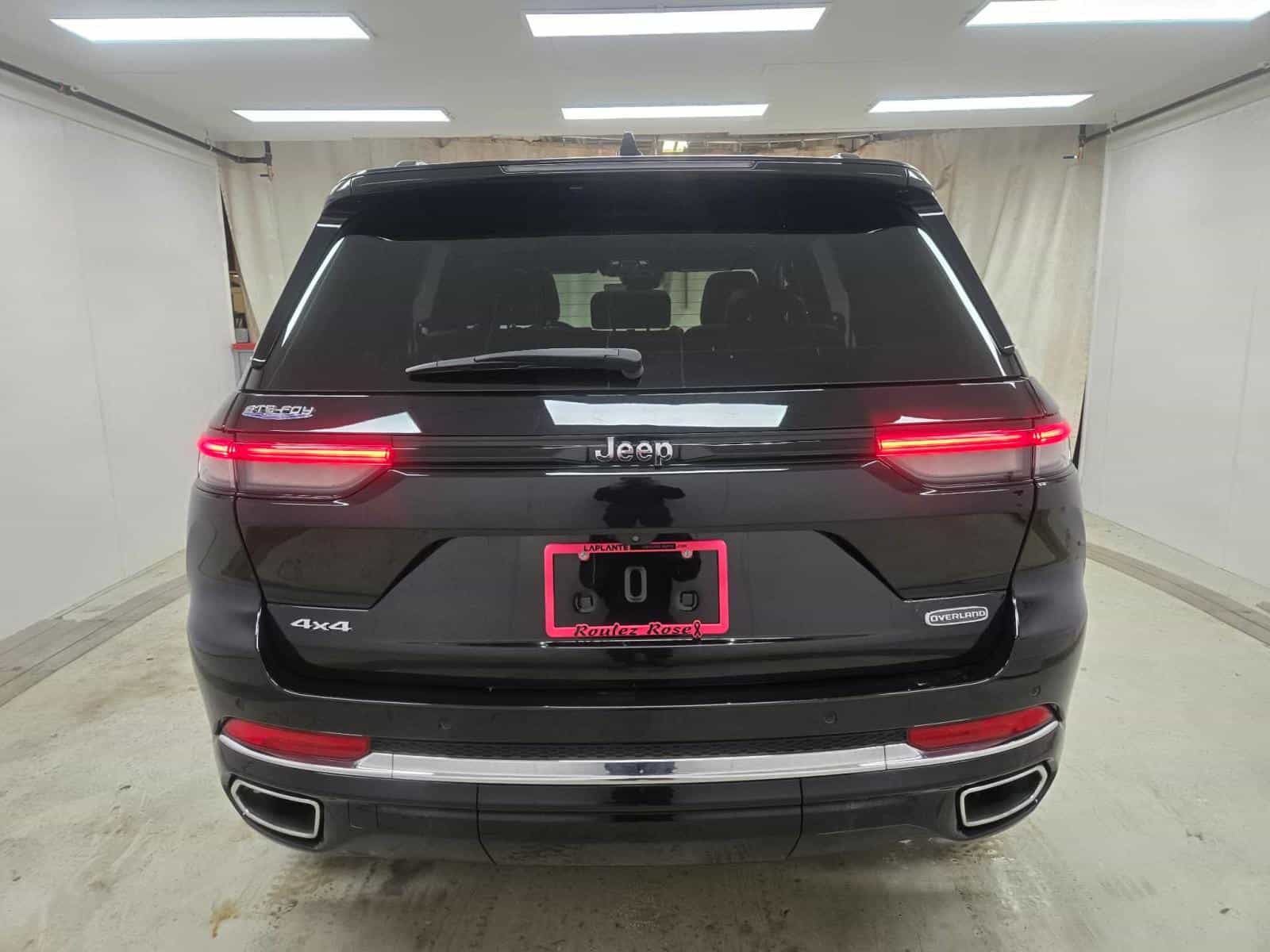 2023 Jeep Grand Cherokee Overland - Image 5