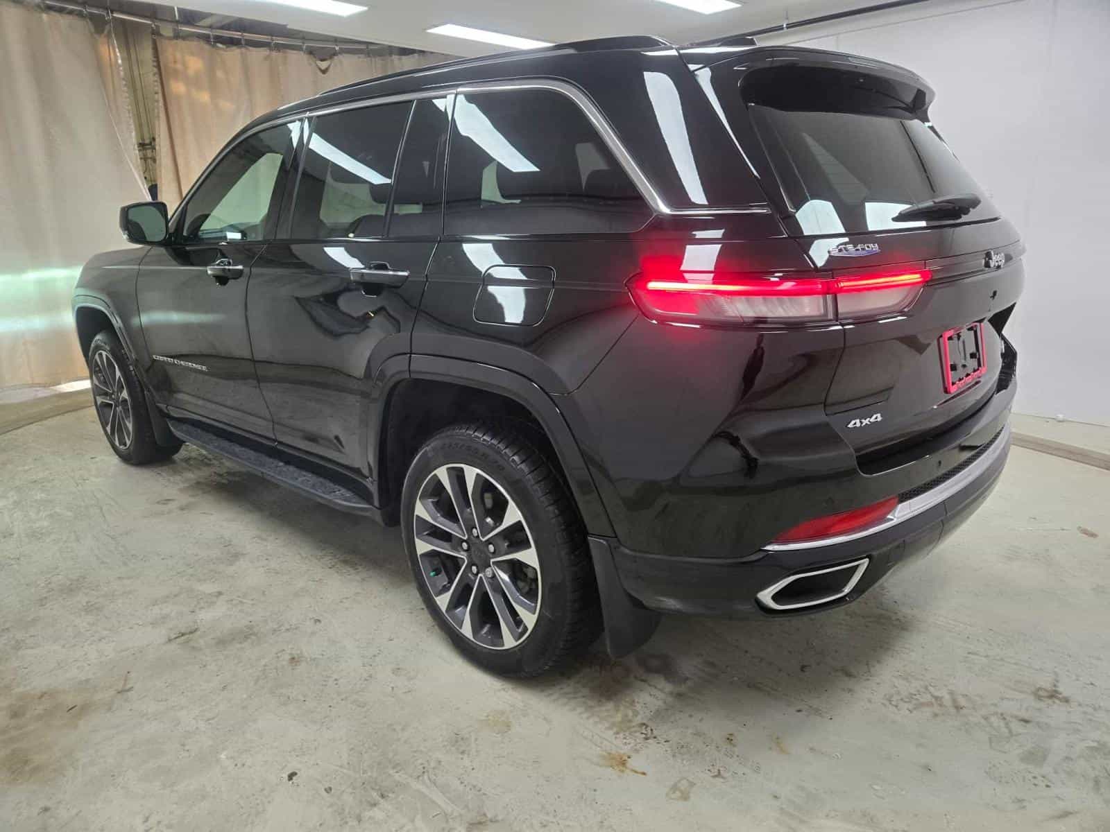 2023 Jeep Grand Cherokee Overland - Image 4