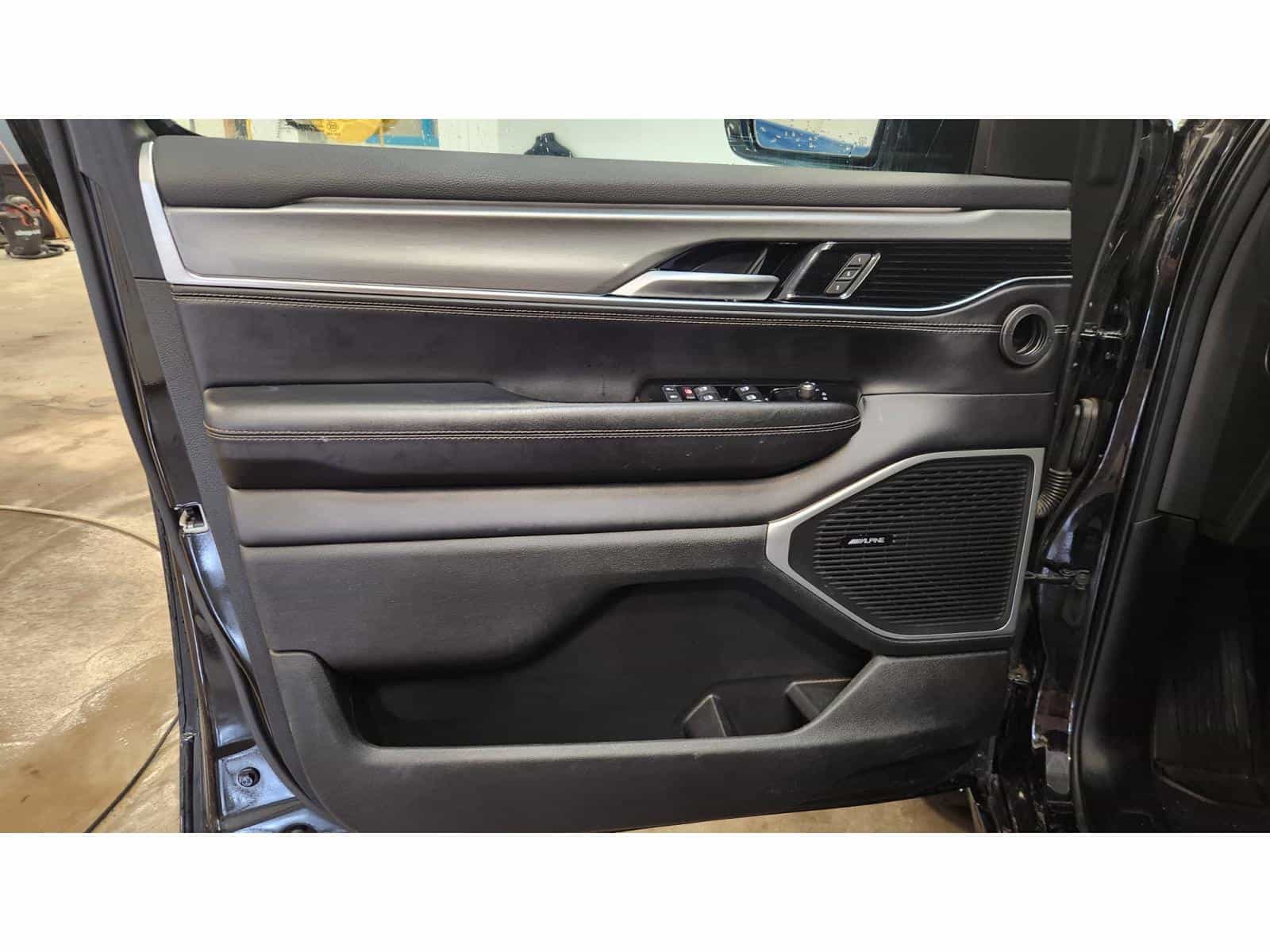 2022 Jeep Wagoneer Series III - Image 17