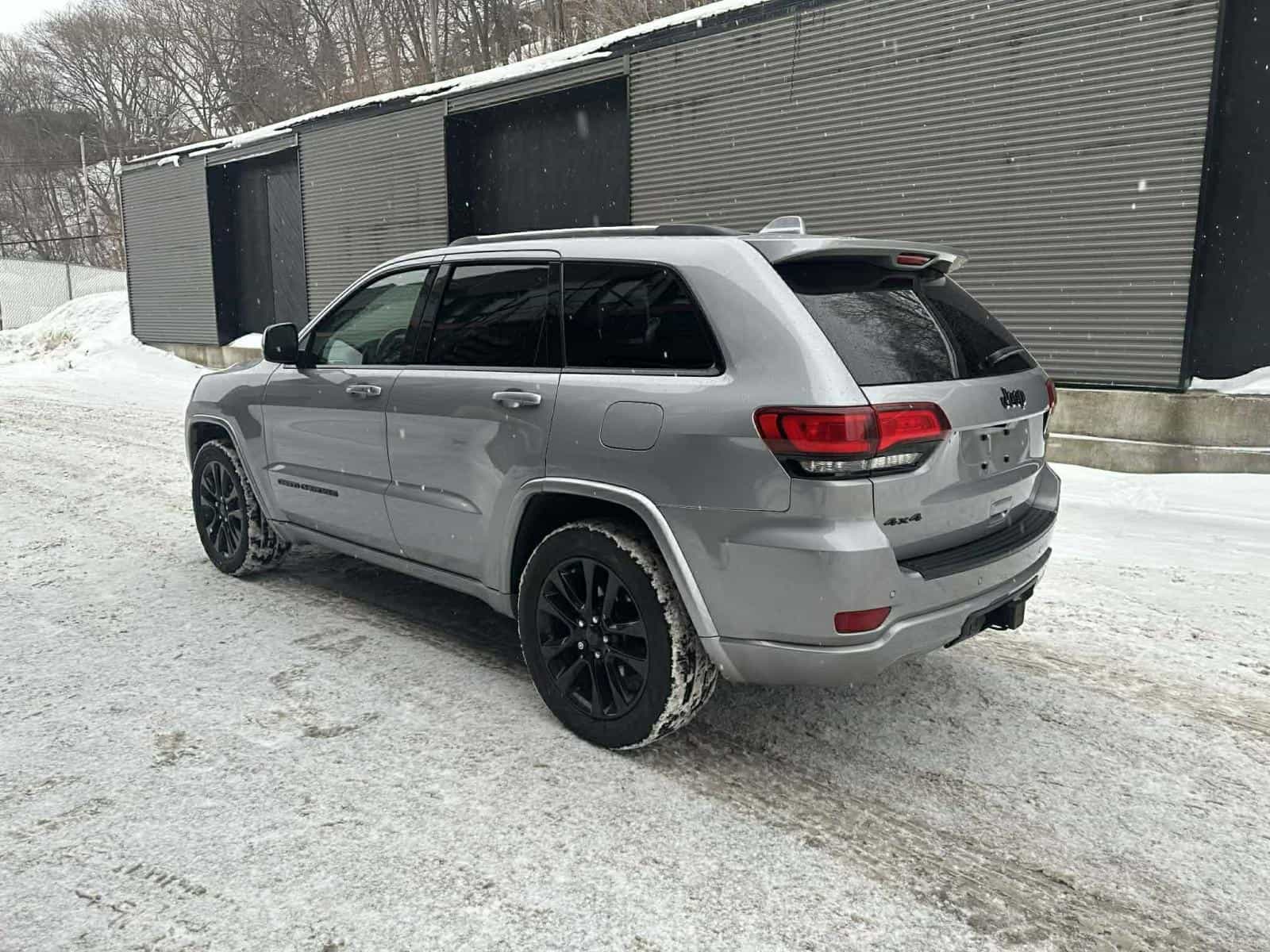 2019 Jeep Grand Cherokee Altitude - Image 3