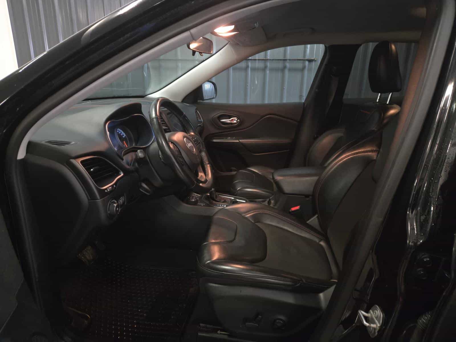 2019 Jeep Cherokee Trailhawk - Image 11