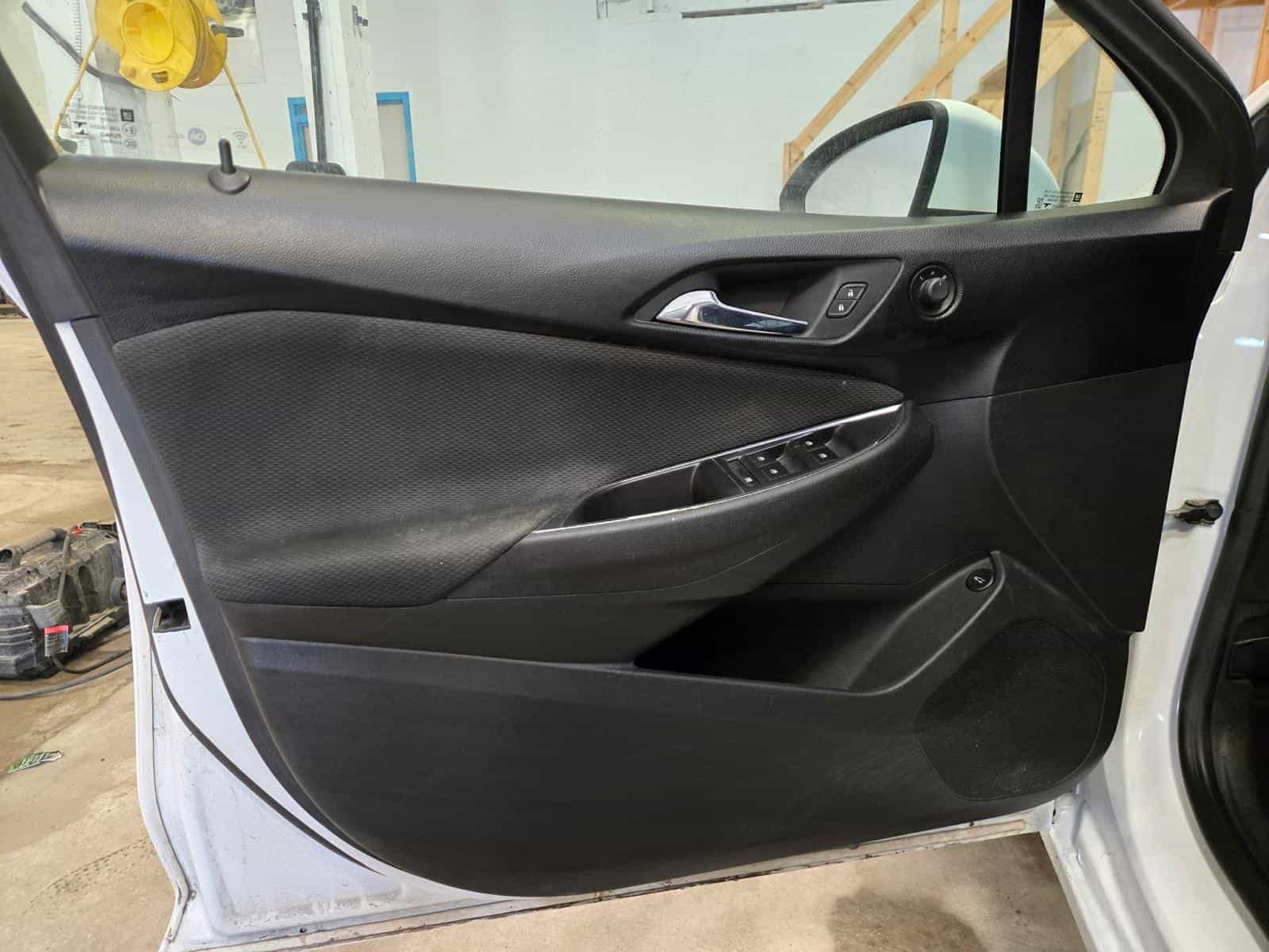 2017 Chevrolet CRUZE LT LT - Image 7