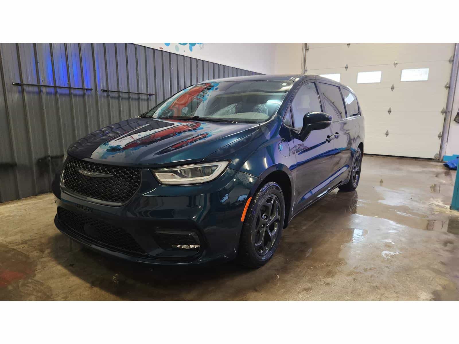 2022 Chrysler Pacifica Hybrid Touring L - Image 1