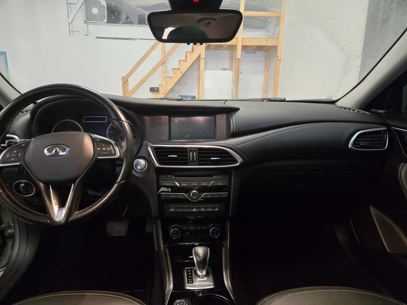 2017 Infiniti QX30 Premium - Image 12