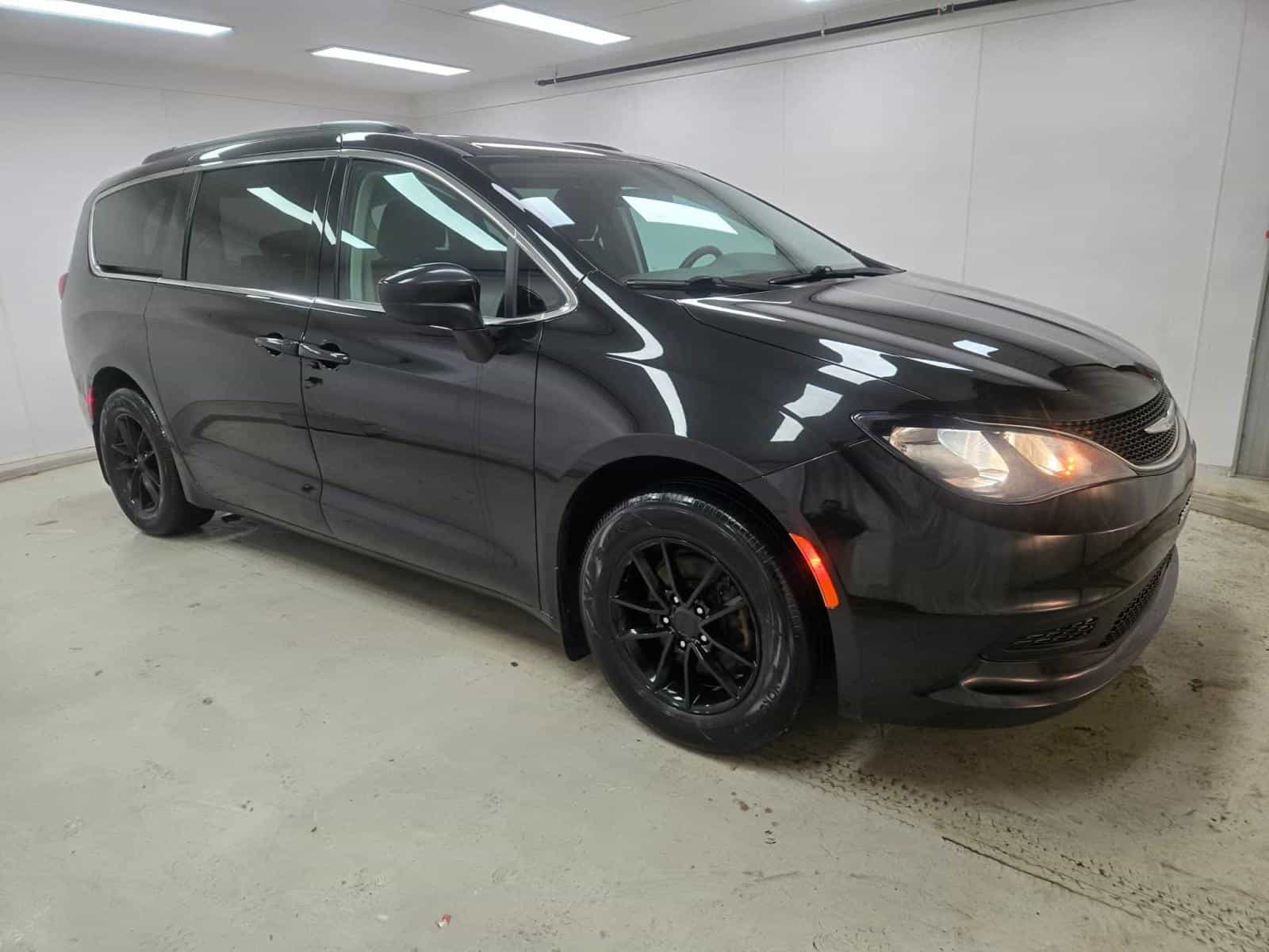 2021 Chrysler Grand Caravan SXT - Image 3