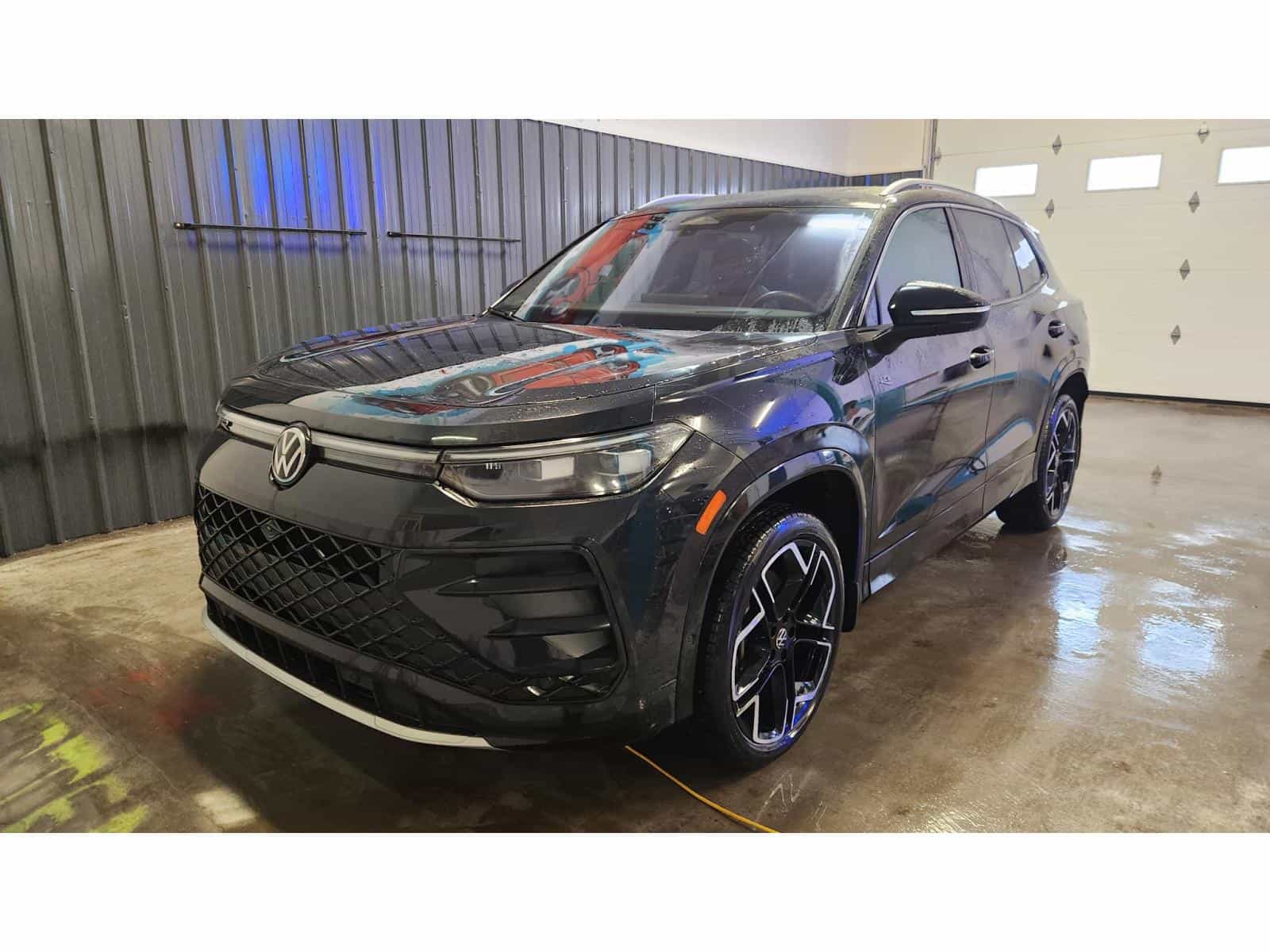 2025 Volkswagen Tiguan Highline R-Line - Image 1