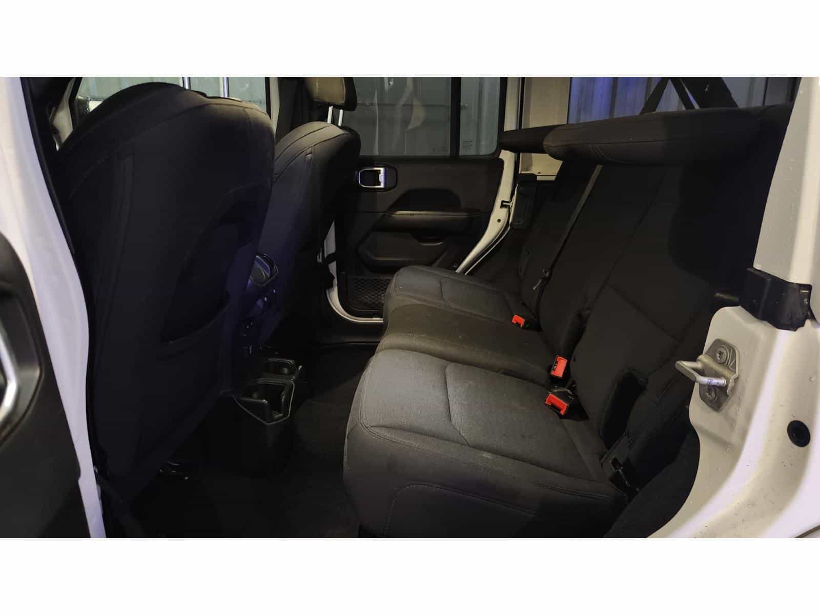 2018 Jeep Wrangler Unlimited Sahara - Image 12