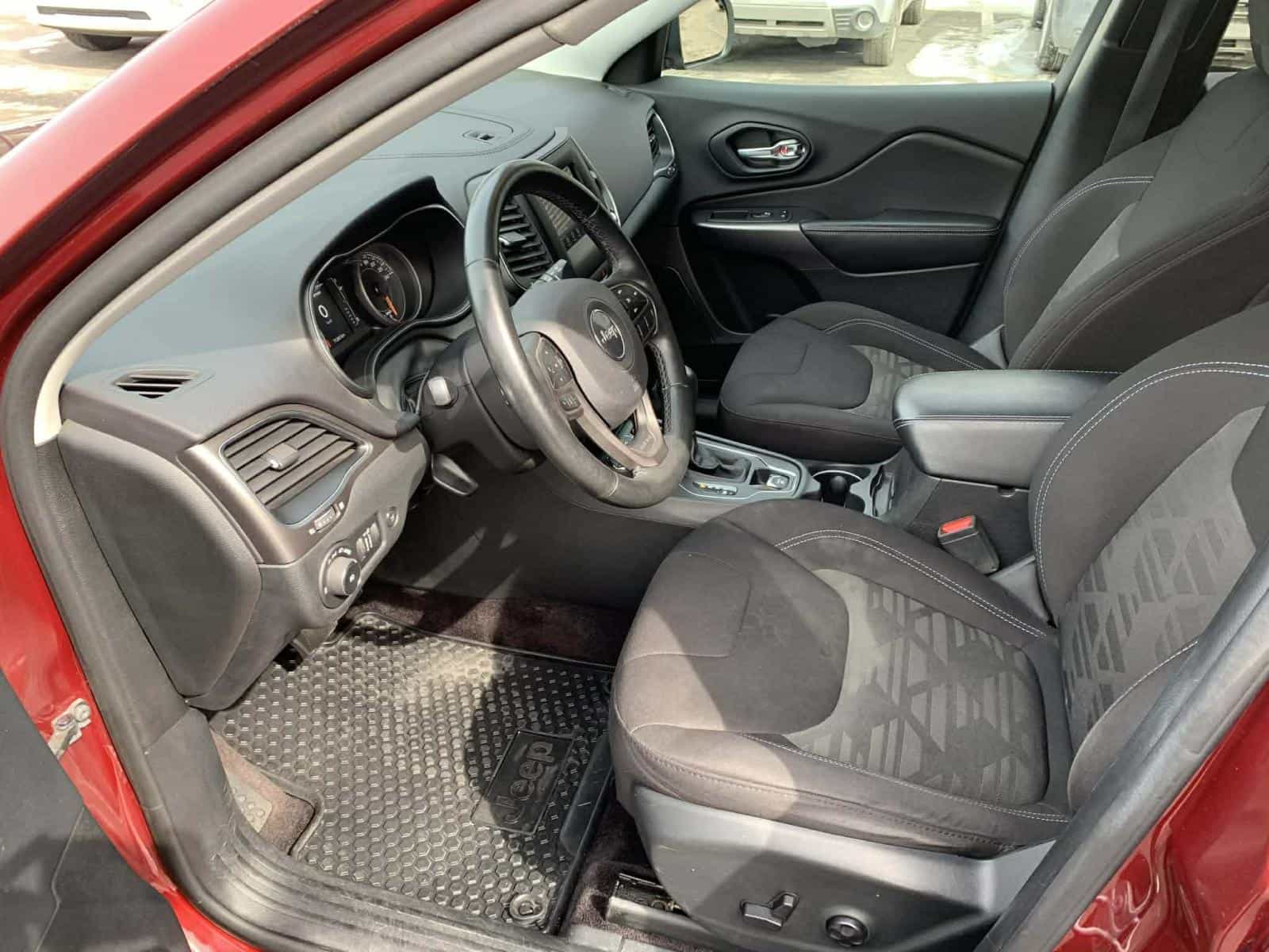 2019 Jeep Cherokee North - Image 12