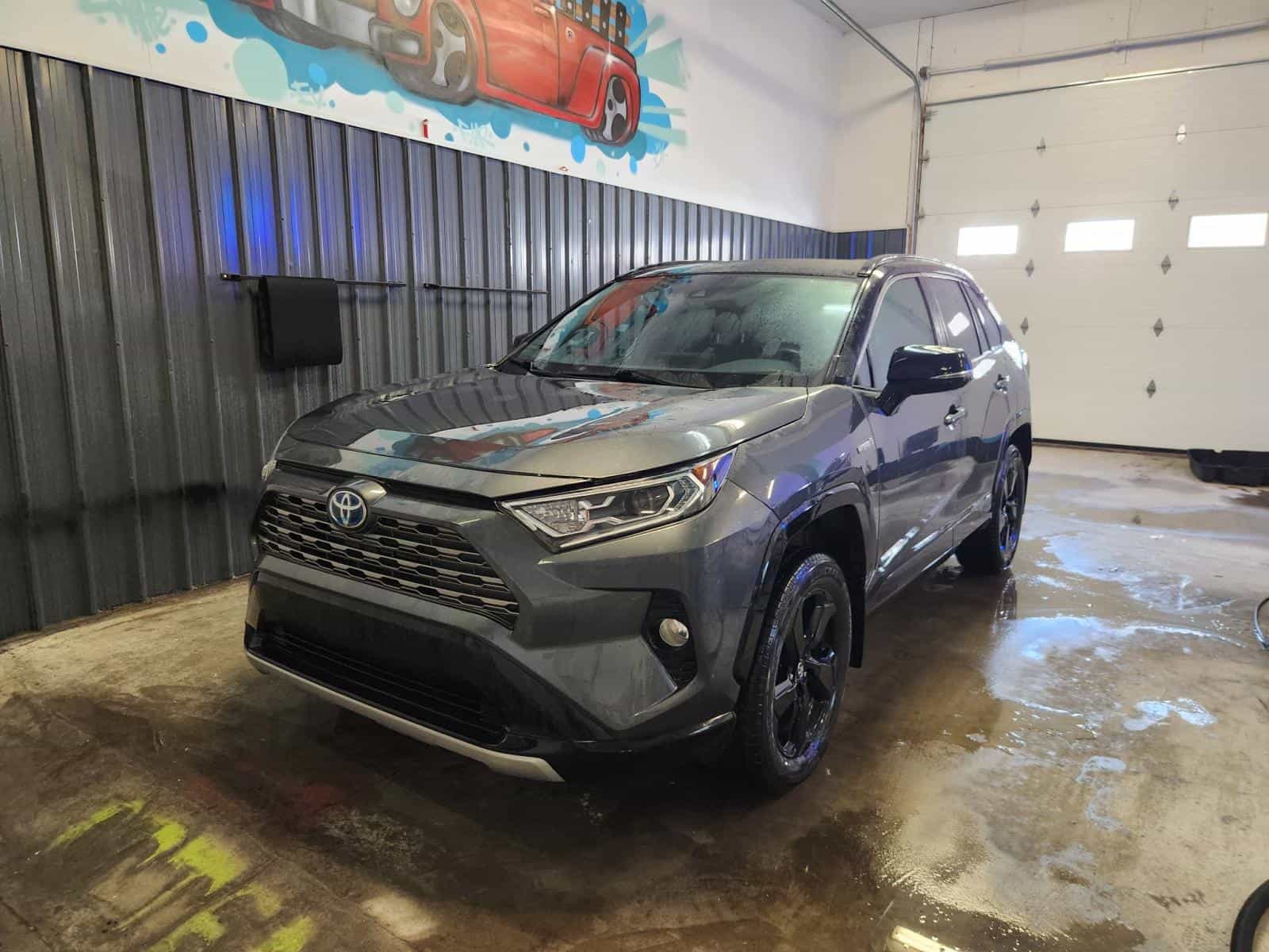 2020 Toyota Rav4 XLE Hybrid - Image 1