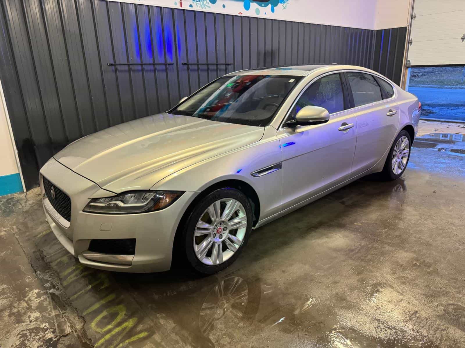 Image 1 Jaguar XF Premium 2016