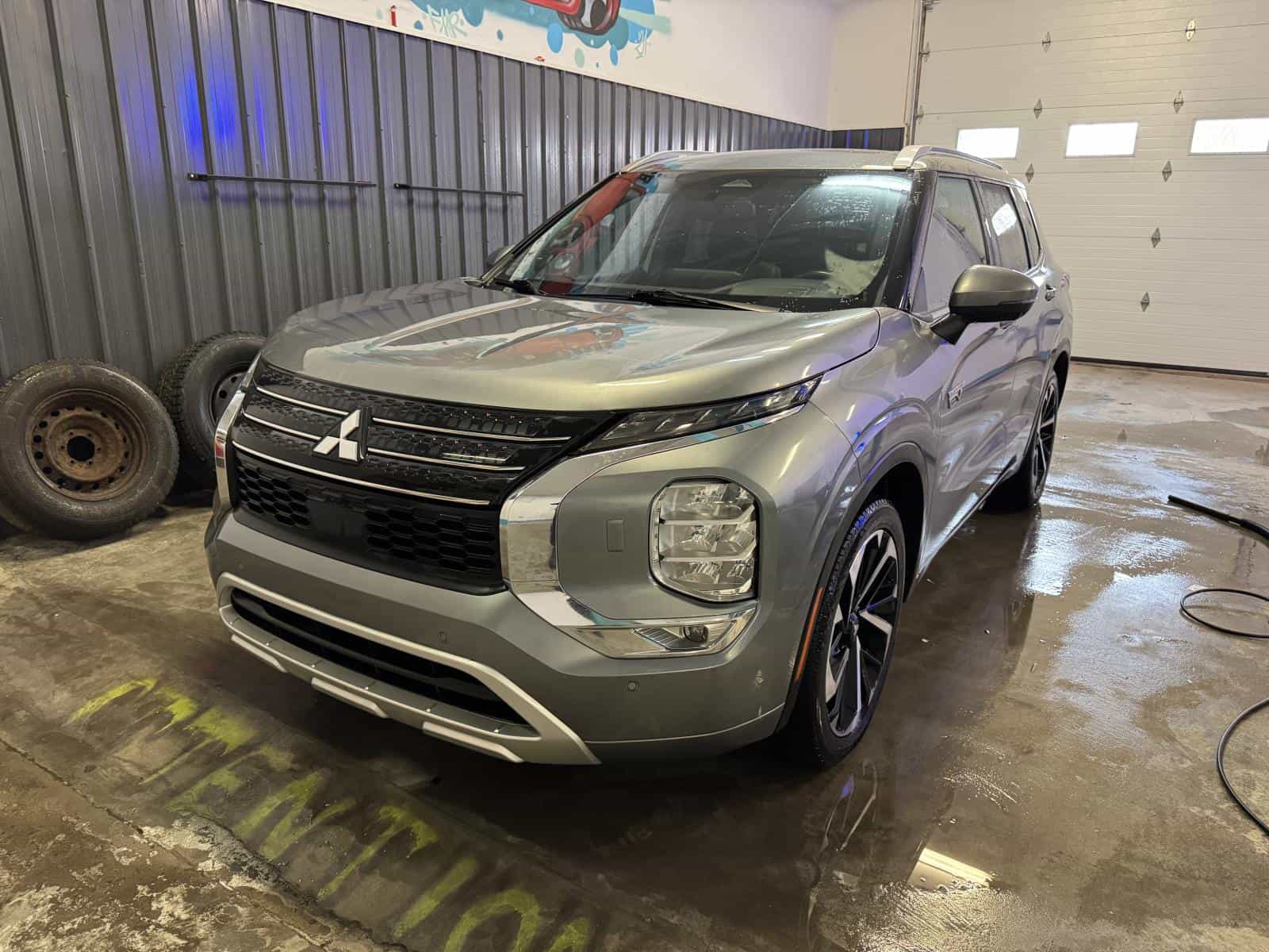 2023 Mitsubishi Outlander PHEV Sel S-Awc - Image 1