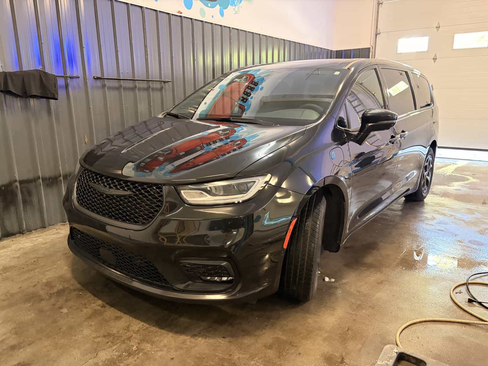 2022 Chrysler Pacifica Hybrid Limited - Image 1