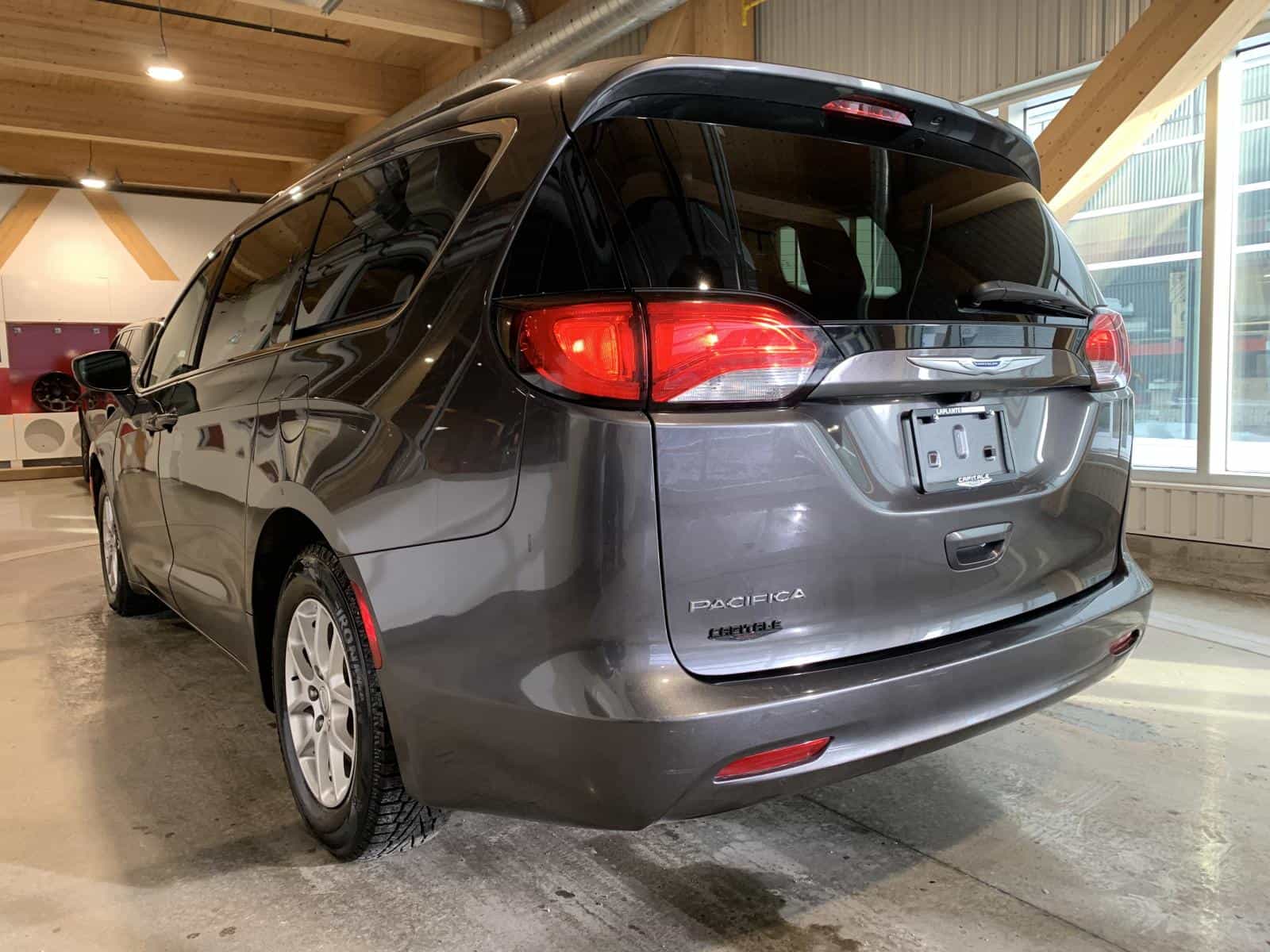 2019 Chrysler Pacifica Touring - Image 2