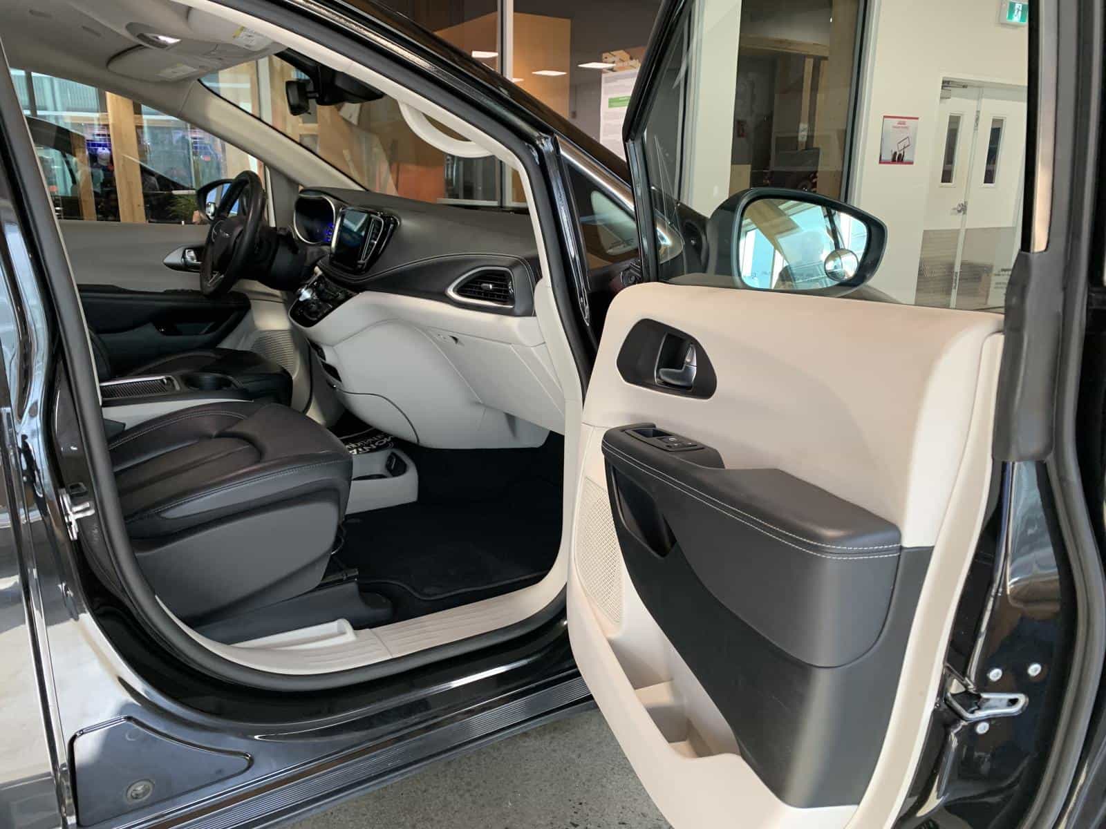 2023 Chrysler Pacifica Hybrid Touring L - Image 6