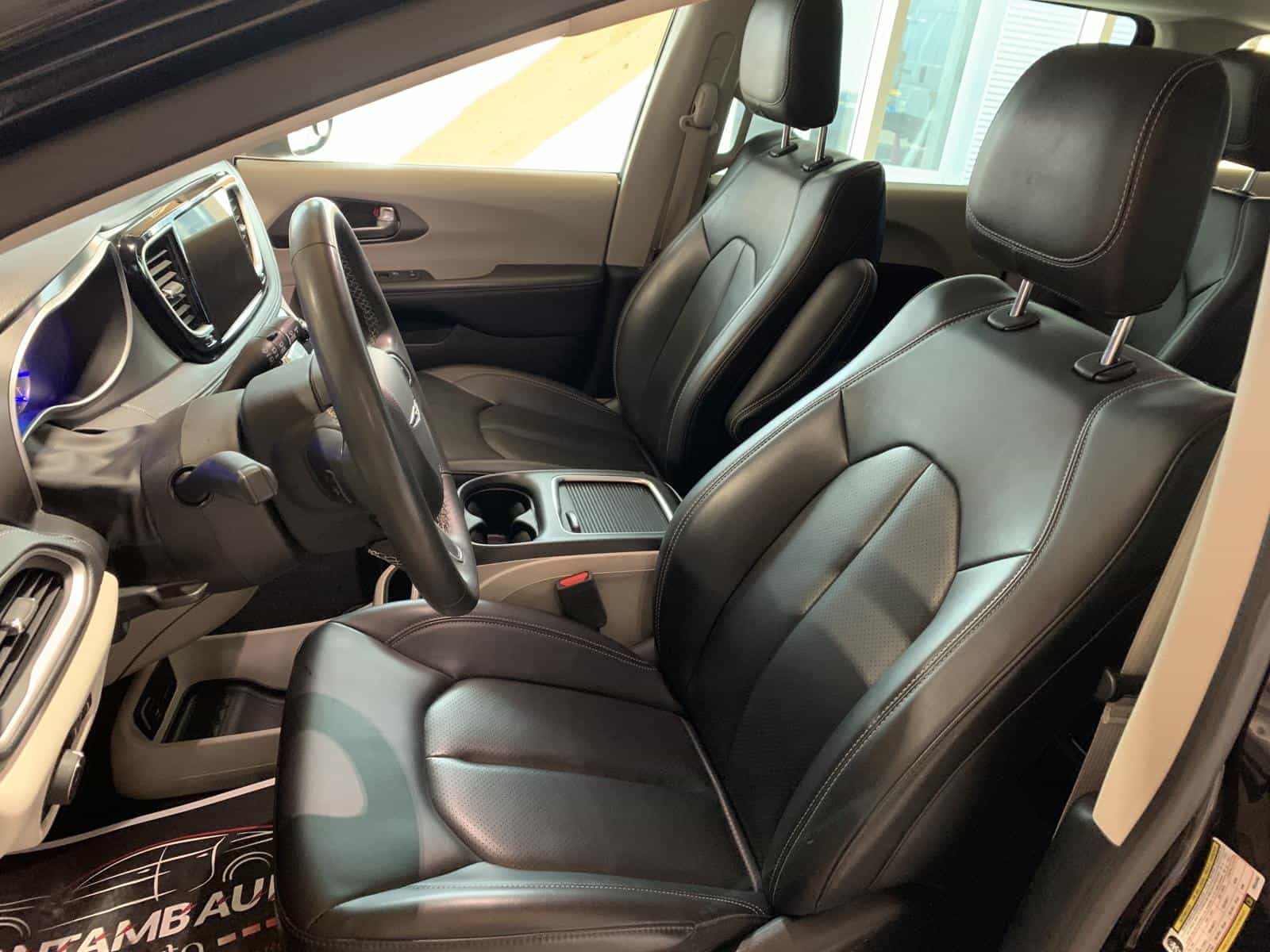 2023 Chrysler Pacifica Hybrid Touring L - Image 8