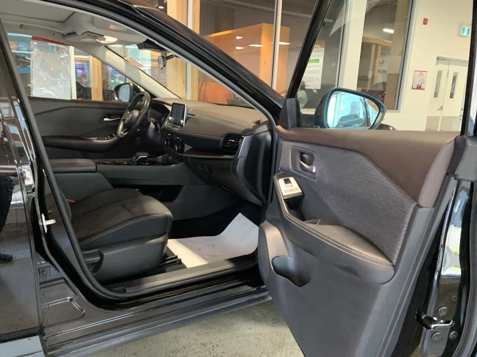 2021 Nissan Rogue SV - Image 9