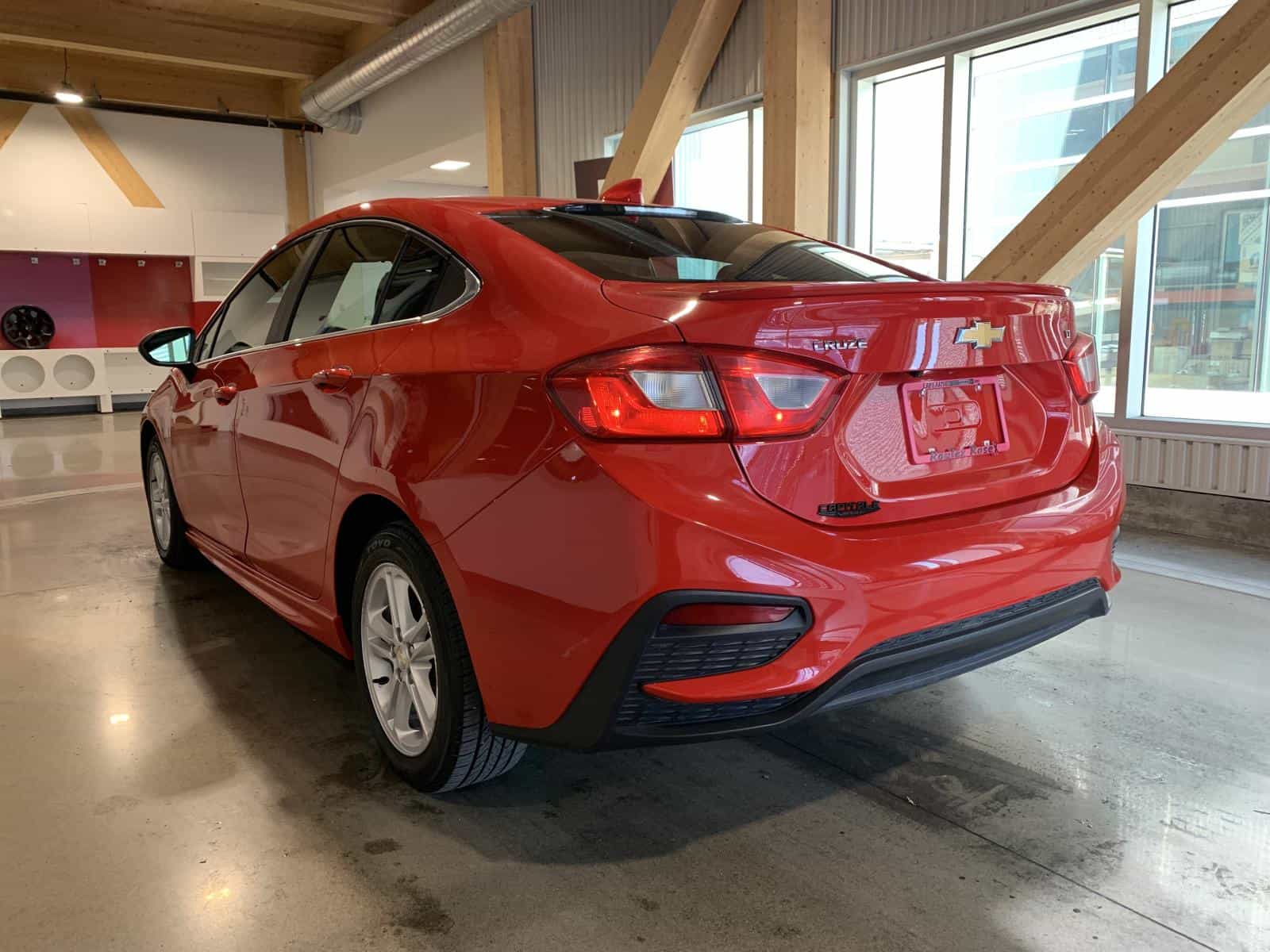 2018 Chevrolet CRUZE LT LT - Image 3