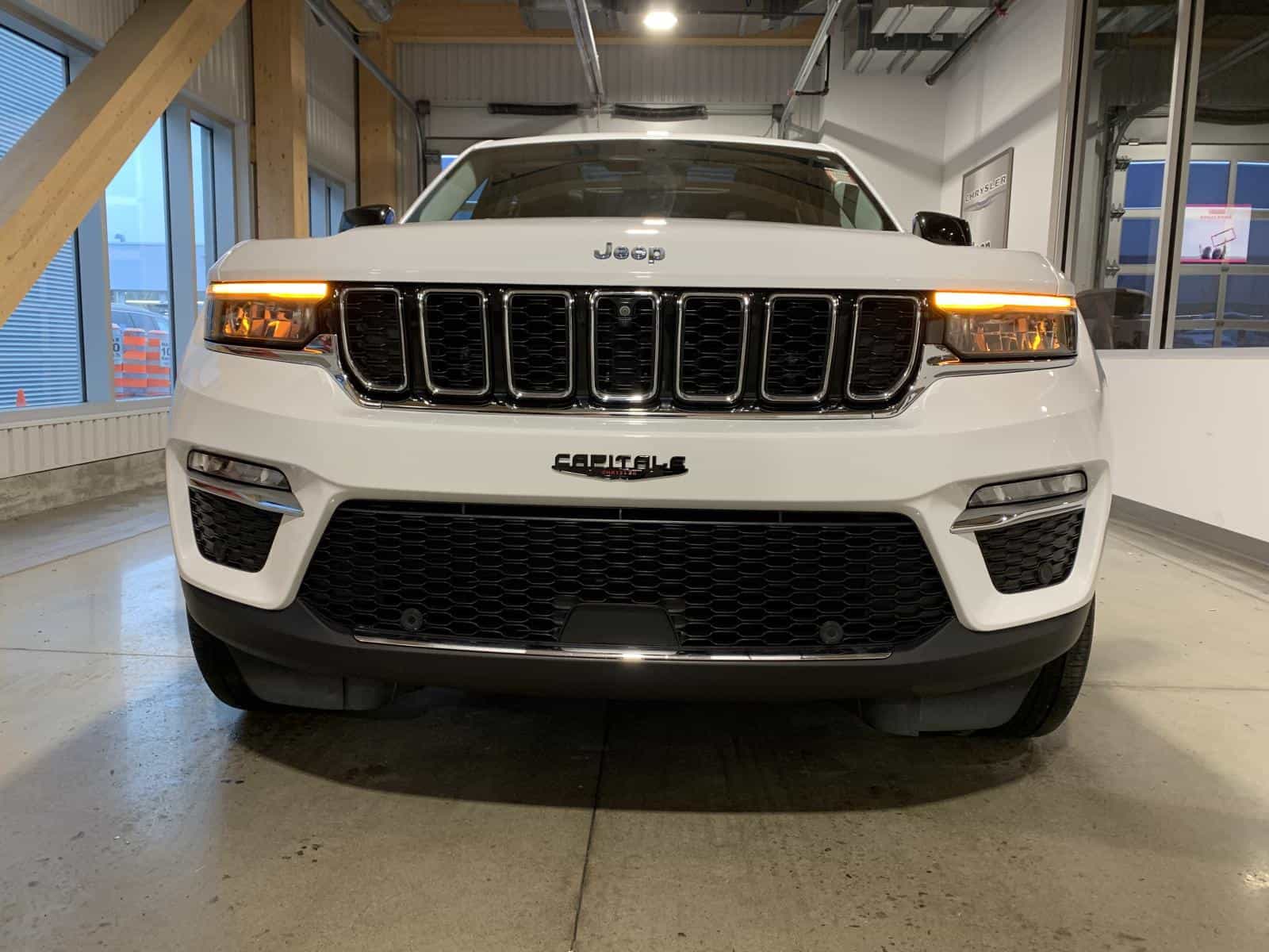 2022 Jeep Grand Cherokee Limited 4X Base 4XE - Image 7