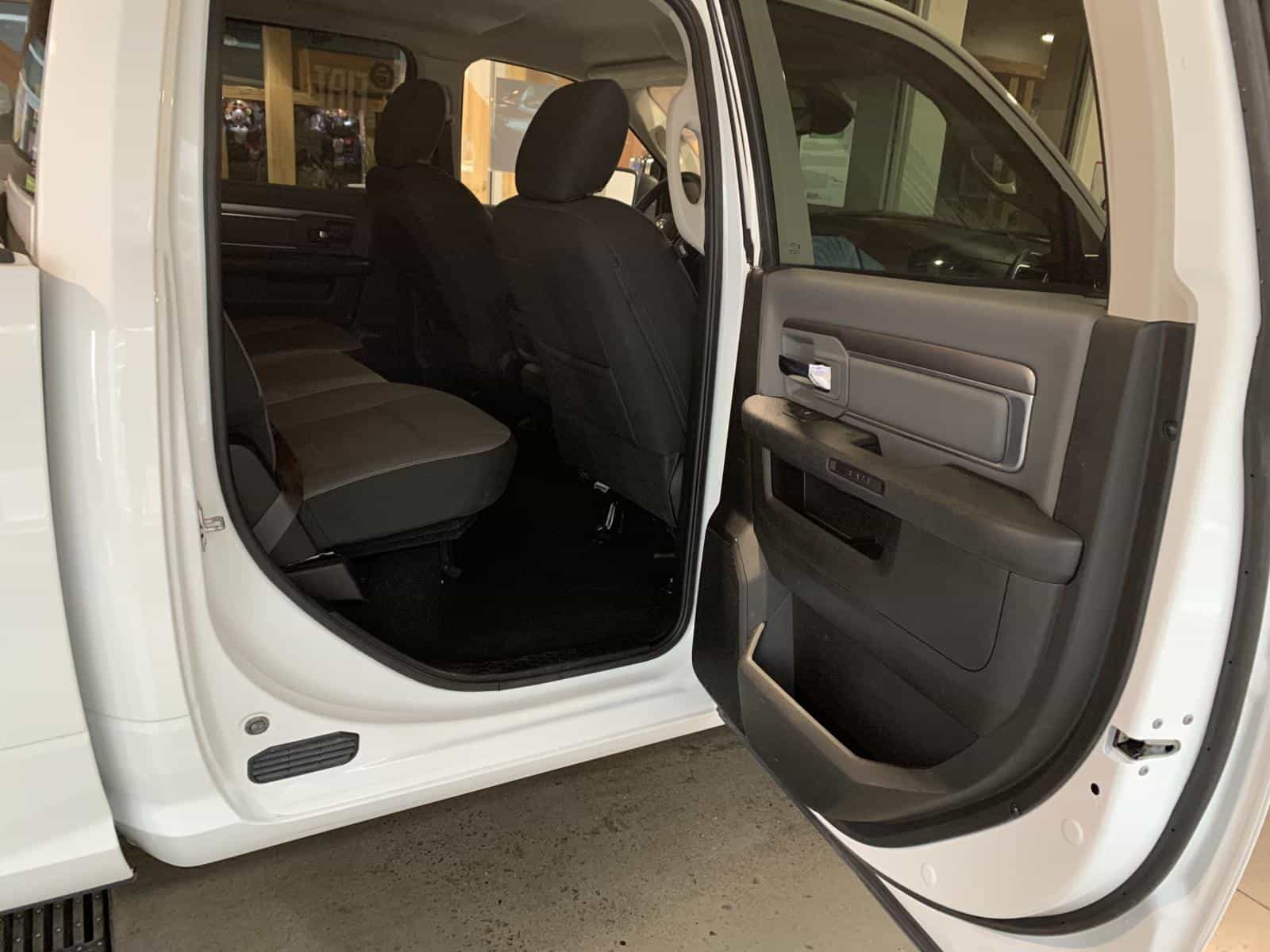 2023 RAM 1500 CLASSIC SLT SLT - Image 9