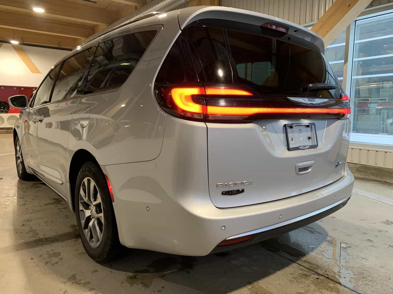 2024 Chrysler Pacifica Hybrid Pinnacle Pinnacle PHEV - Image 2