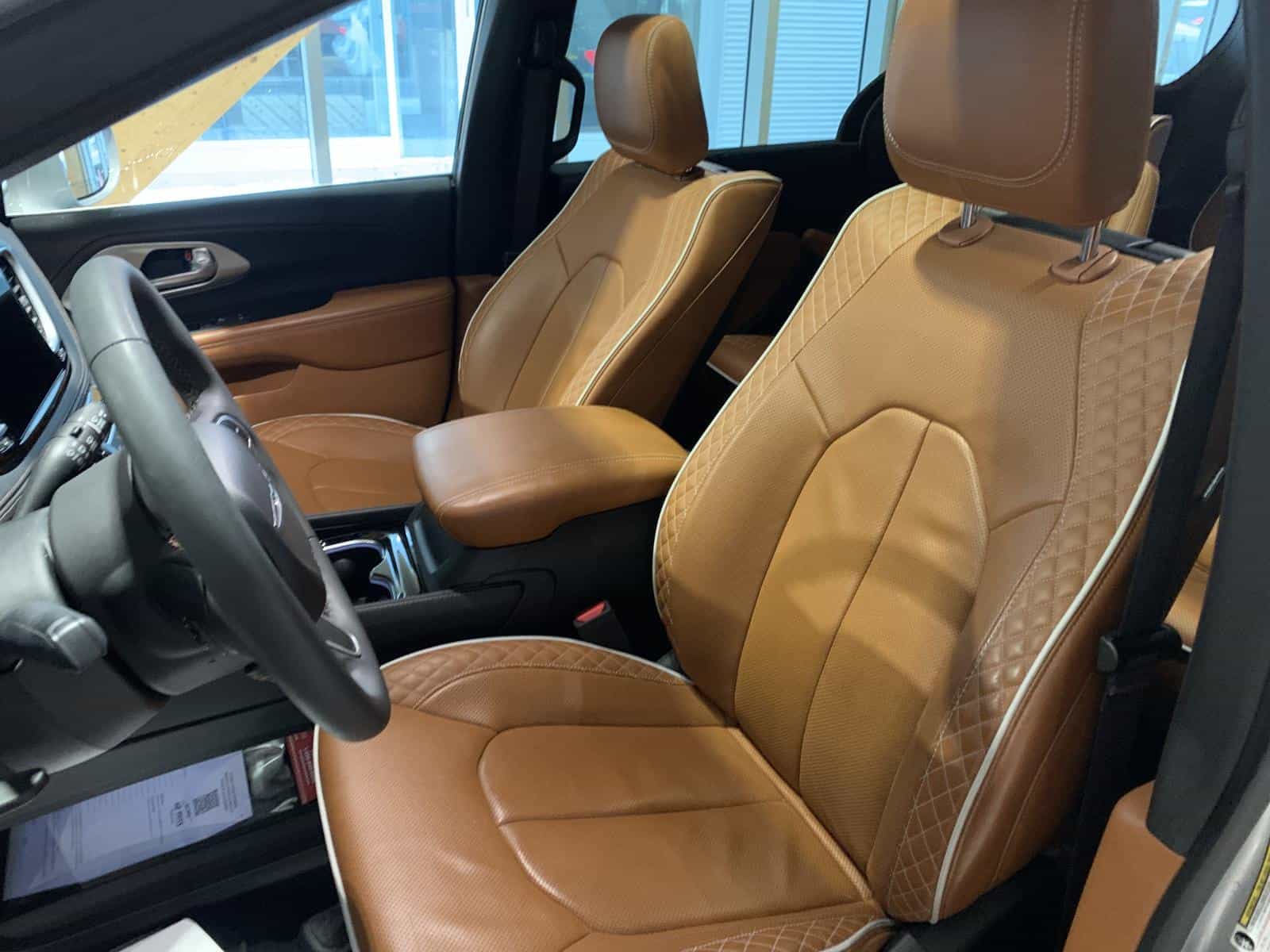 2024 Chrysler Pacifica Pinnacle PHEV - Image 11