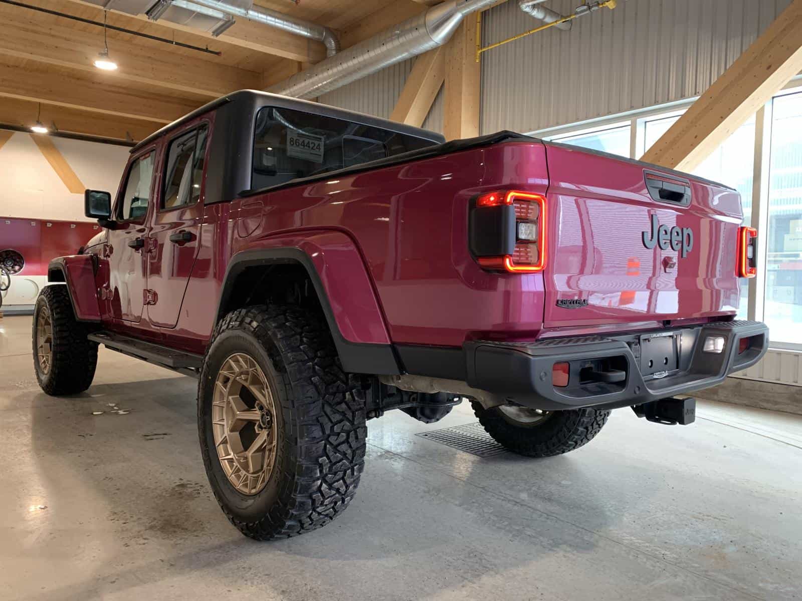 2024 Jeep Gladiator Sport Willys - Image 2