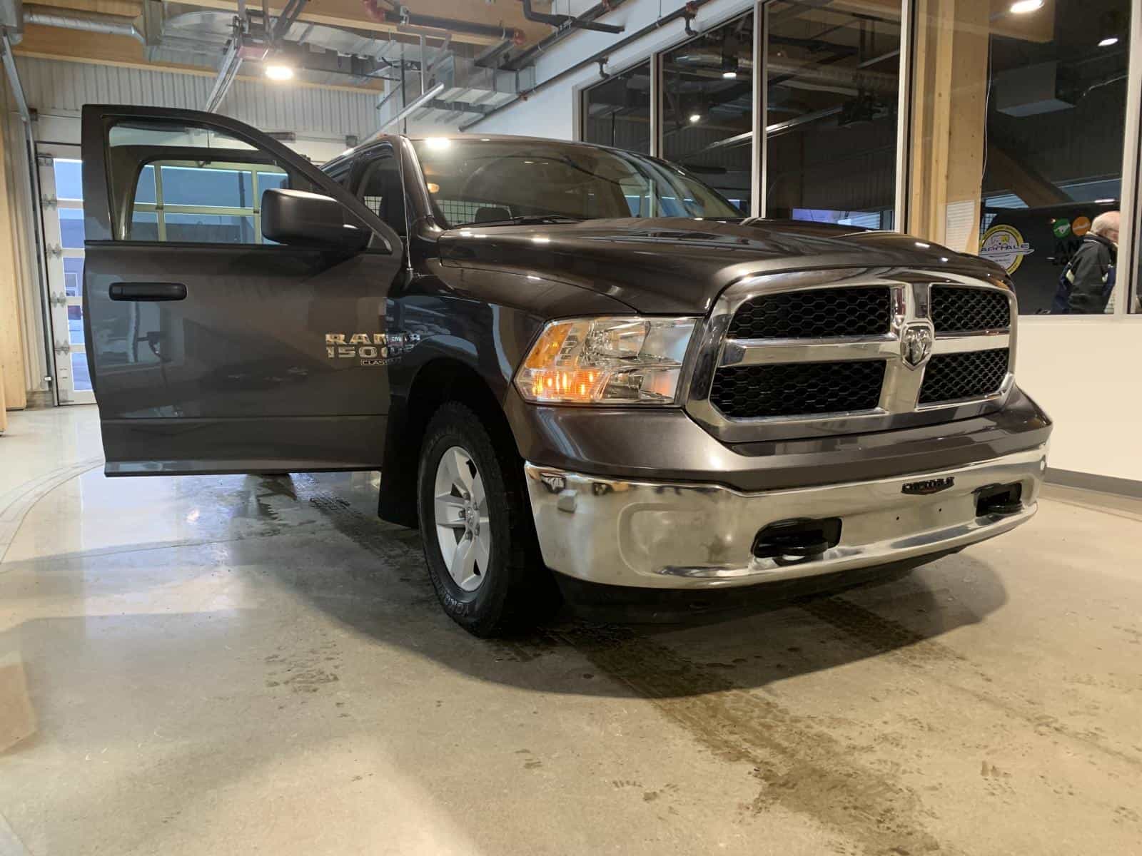 2023 RAM 1500 CLASSIC SLT SLT - Image 2
