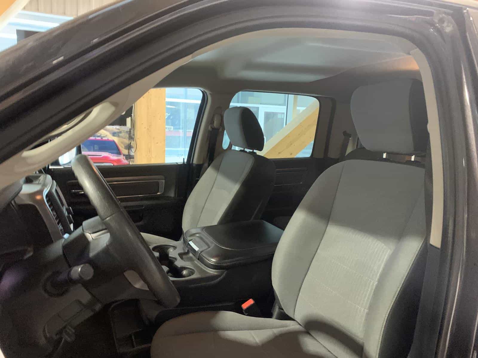 2023 RAM 1500 Classic SLT - Image 12