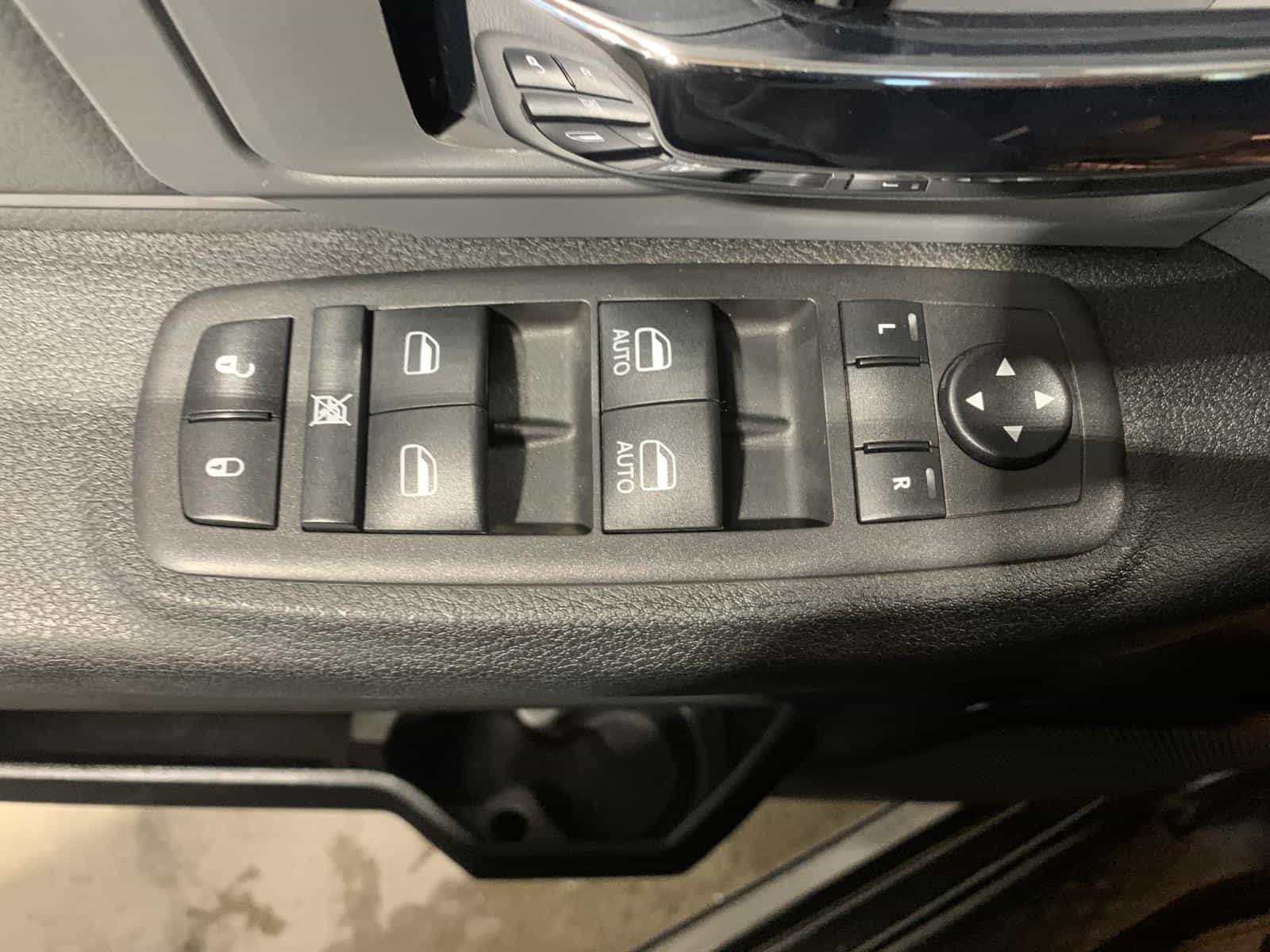 2023 RAM 1500 CLASSIC SLT SLT - Image 17