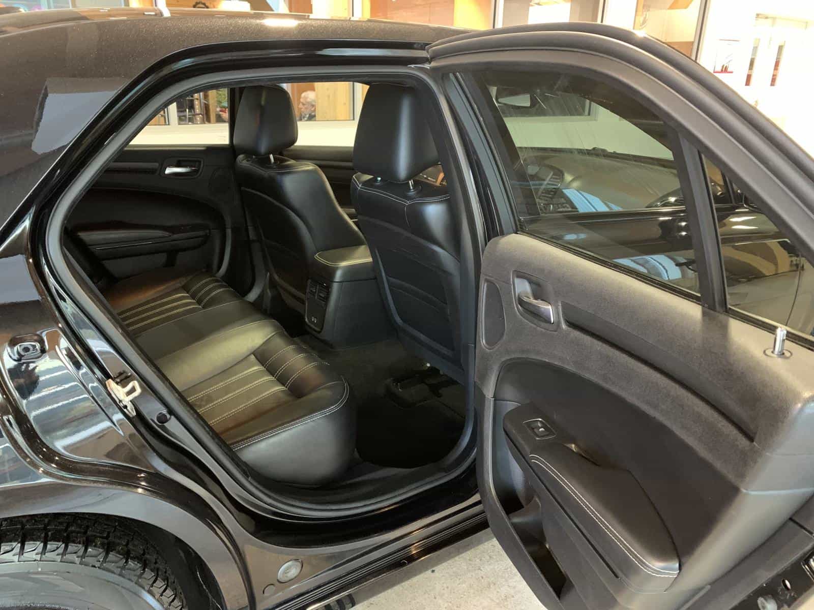 2015 Chrysler 300 S - Image 7