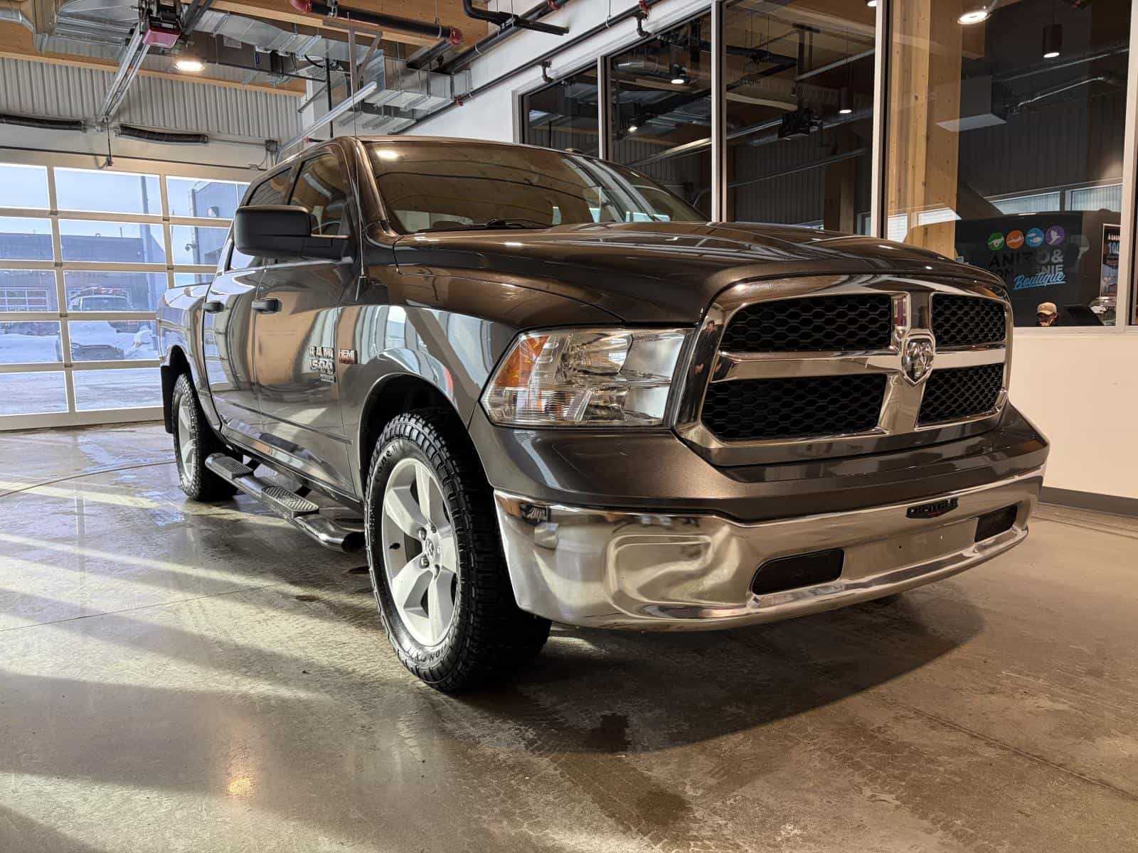 2023 RAM 1500 CLASSIC SLT SLT - Image 2