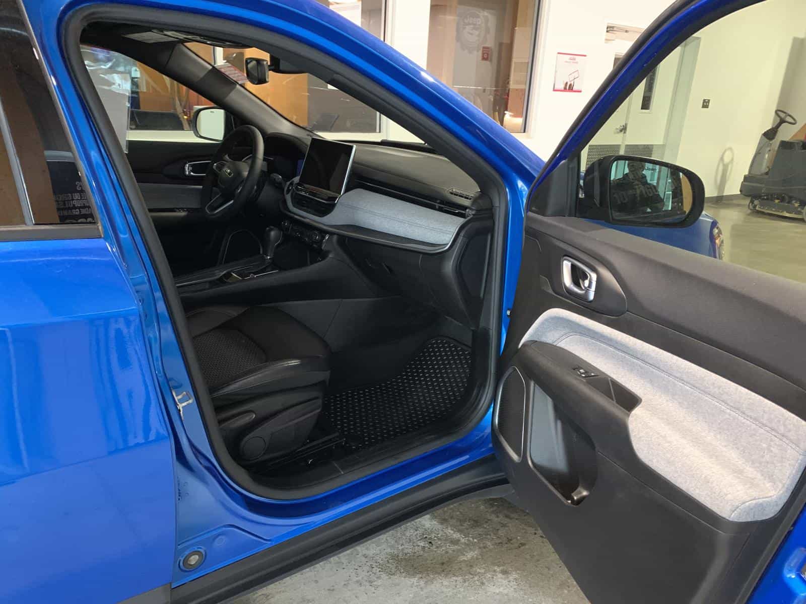 2023 Jeep Compass North - Image 8