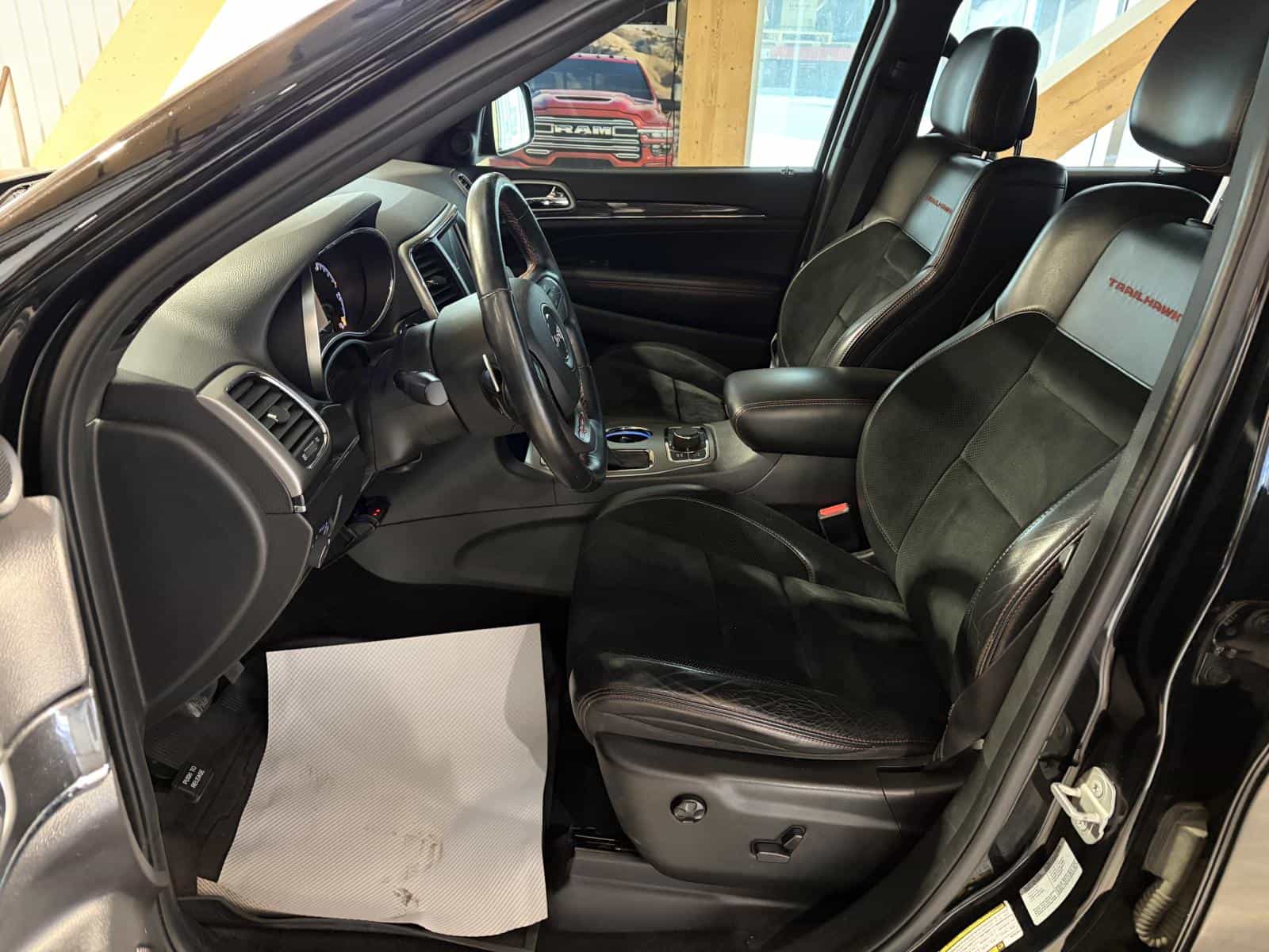 2017 Jeep Grand Cherokee Trailhawk - Image 12