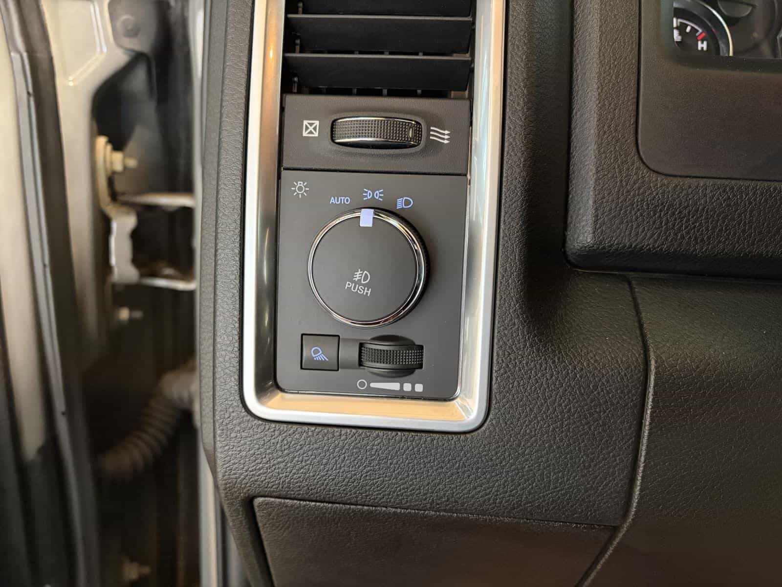 2022 RAM 1500 CLASSIC SLT Warlock - Image 14