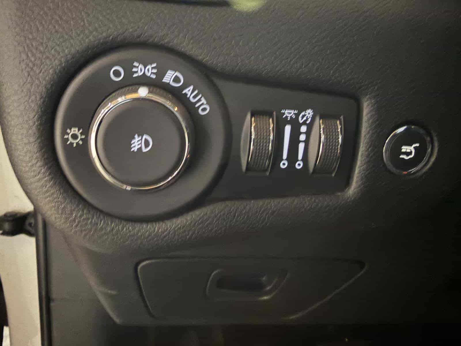 2019 Jeep Cherokee North - Image 10