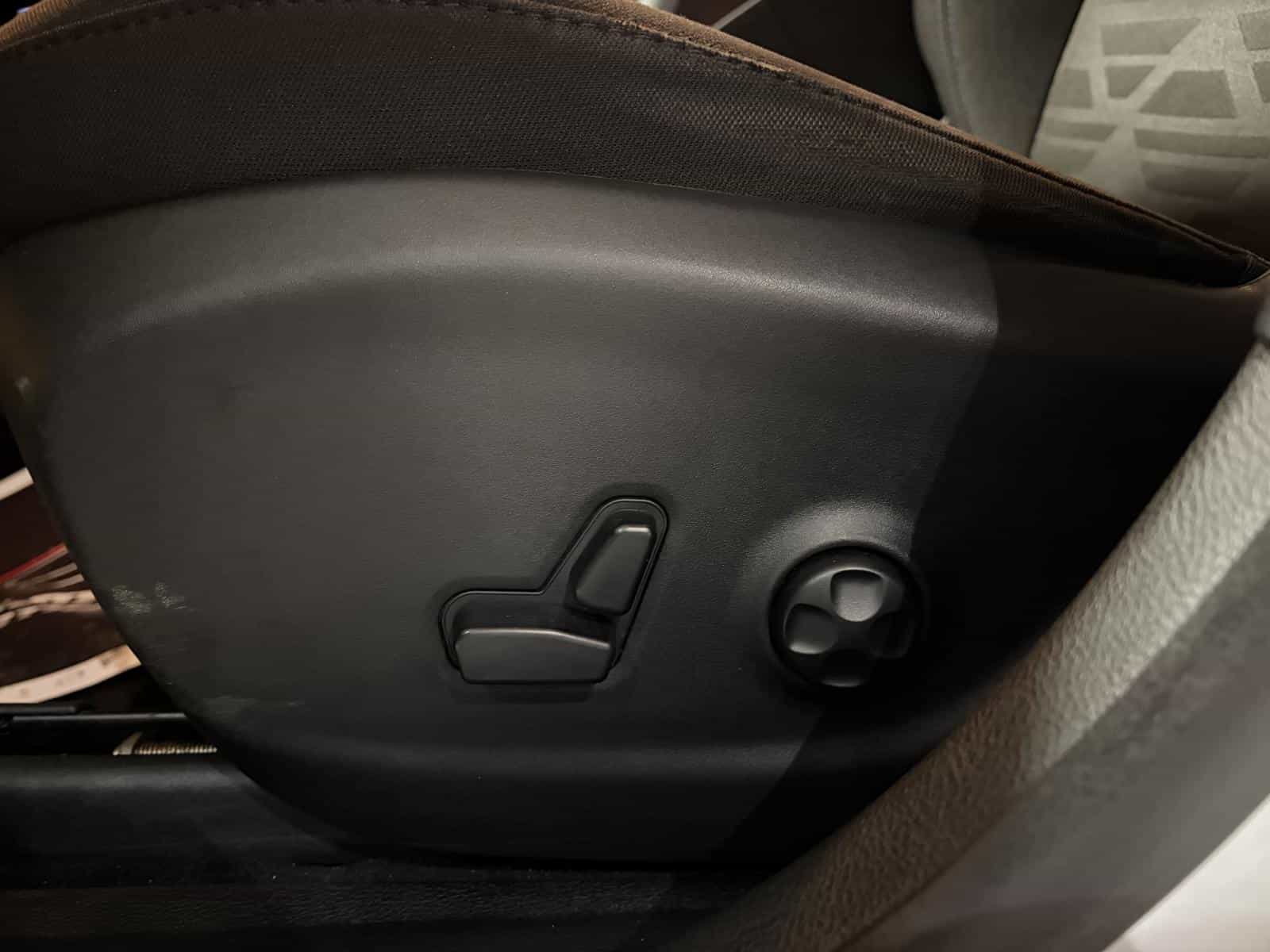 2019 Jeep Cherokee North - Image 11