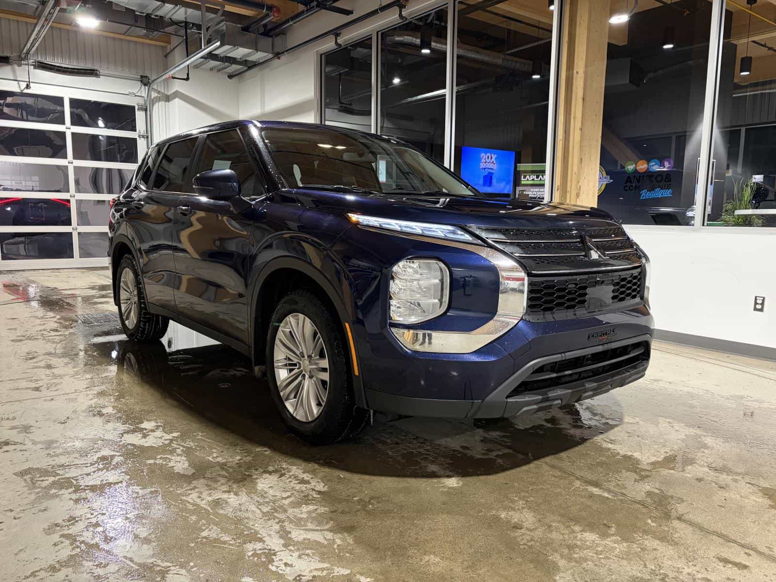 2024 Mitsubishi Outlander ES - Image 1