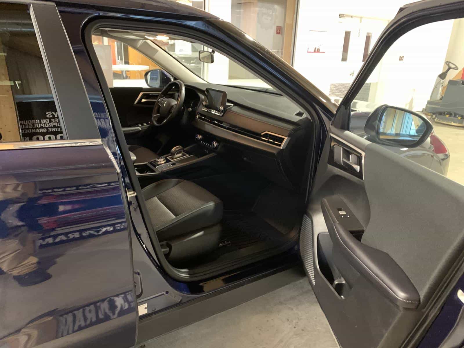 2024 Mitsubishi Outlander ES - Image 9